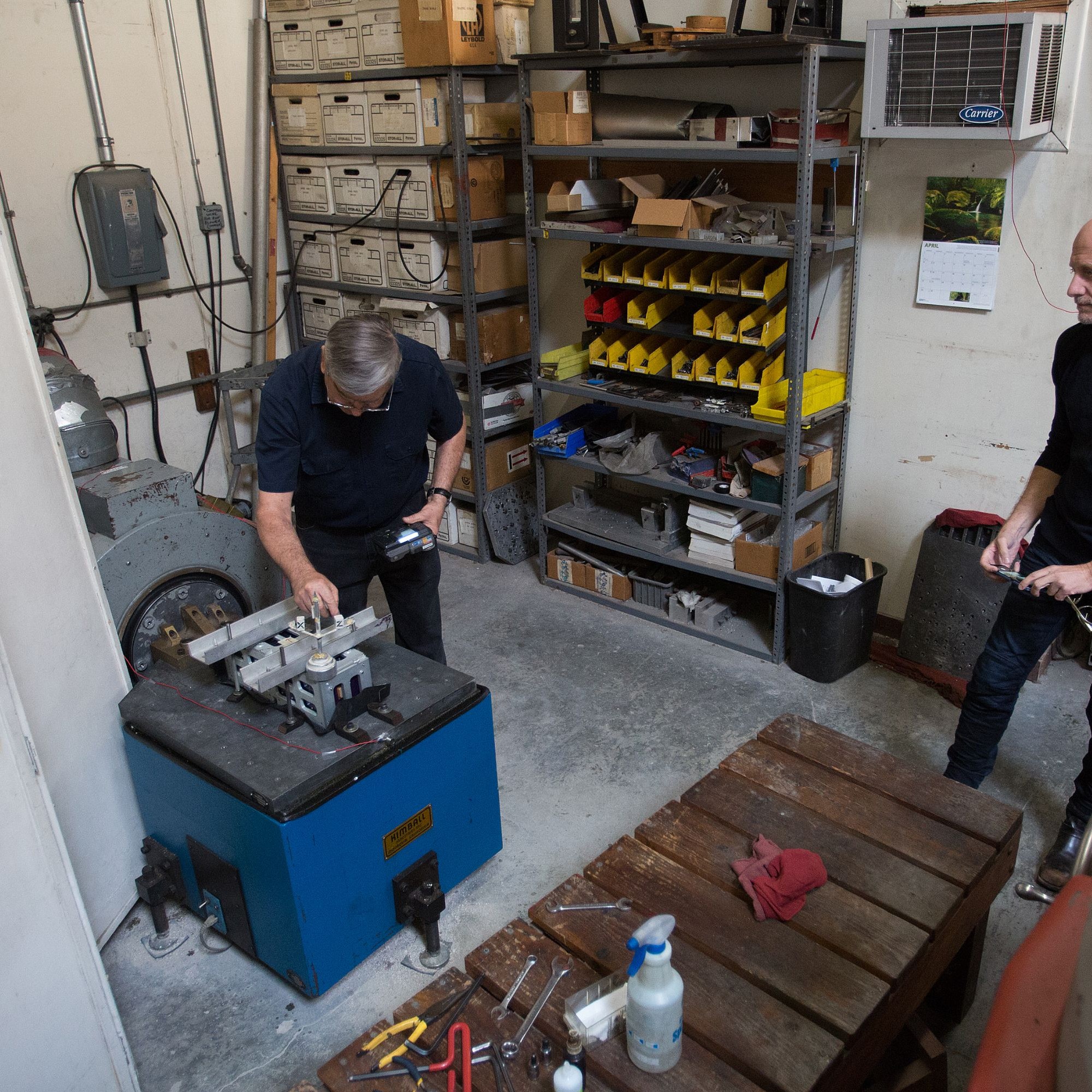 US-Künstler Trevor Paglen bei Arbeiten in der Werkstatt.