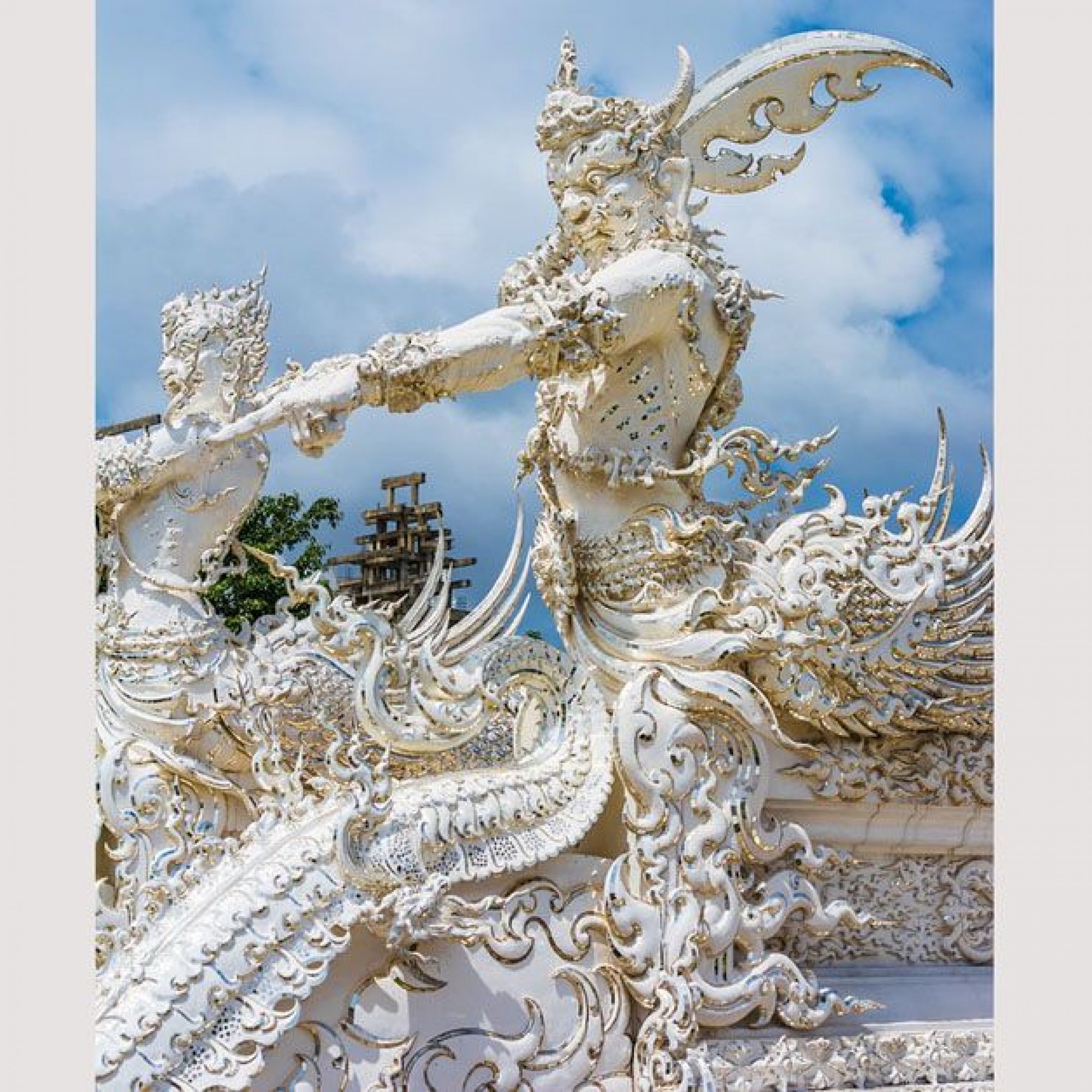 Vor dem Eingang zum Tempel steht ein riesiger Wächter.