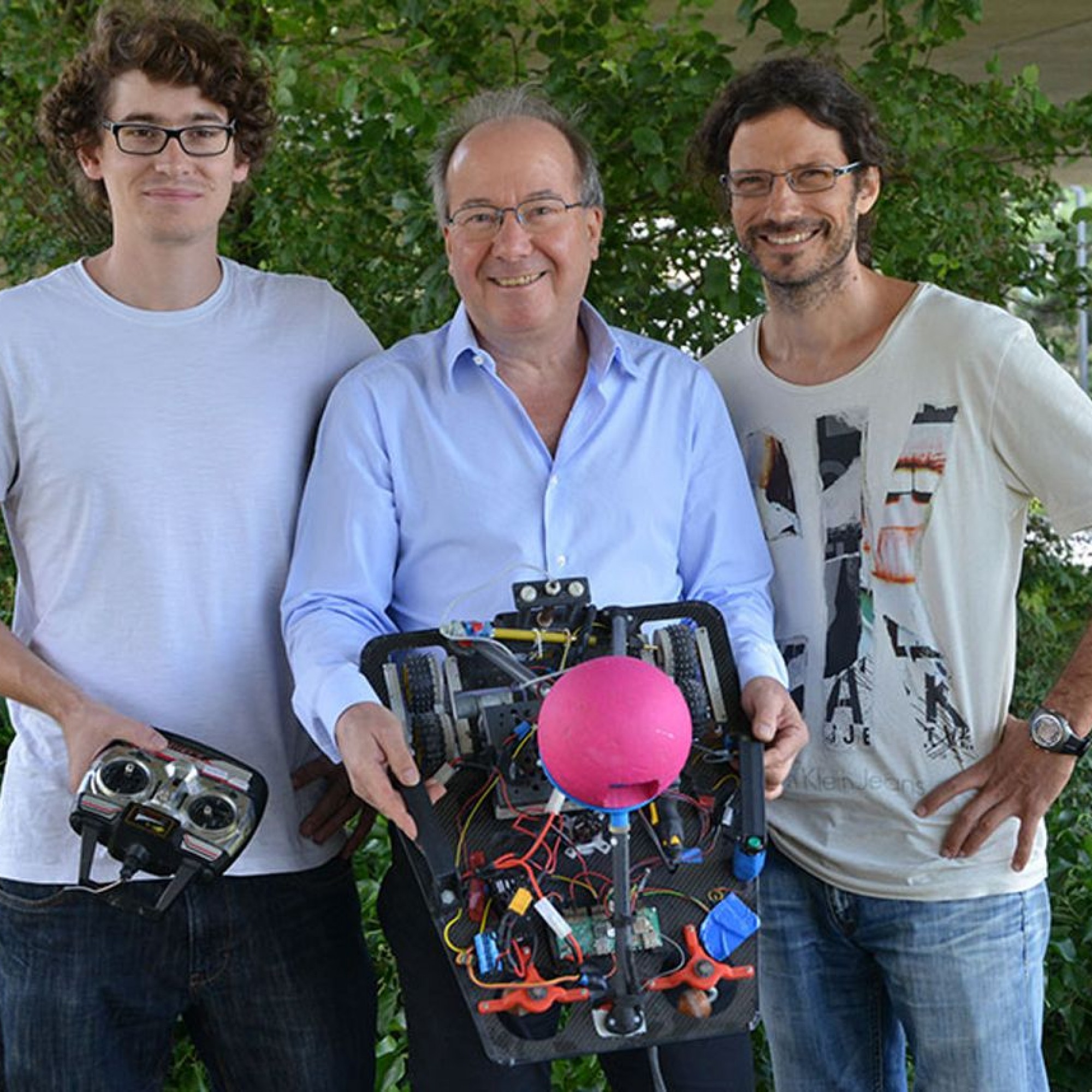Bernhard Elsener (Mitte) entwickelte mit Robert Flatt (rechts) und Oliver Glauser den Brückenroboter C2D2. 