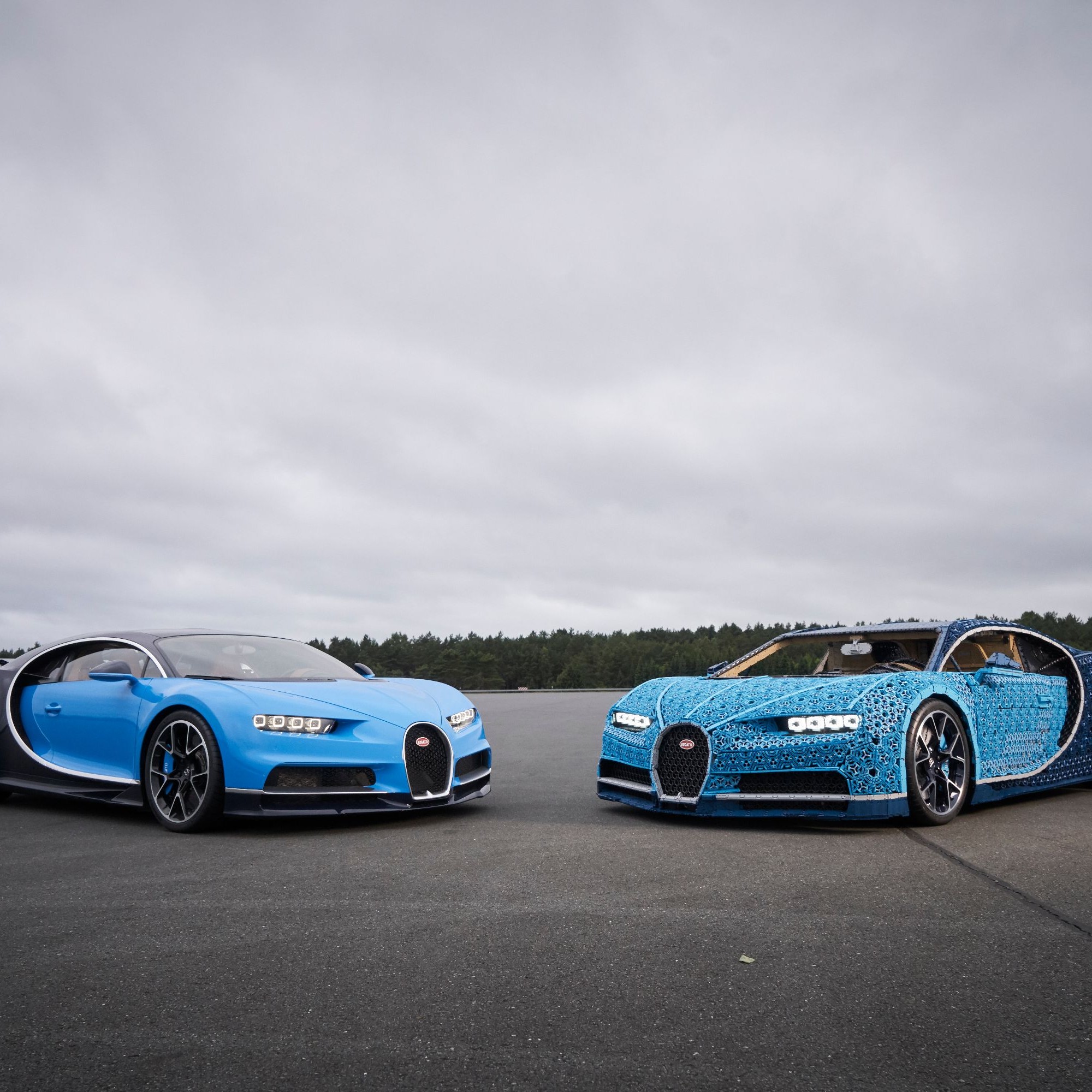 Bugatti Chiron in Originalgrösse aus Legosteinen gebaut.