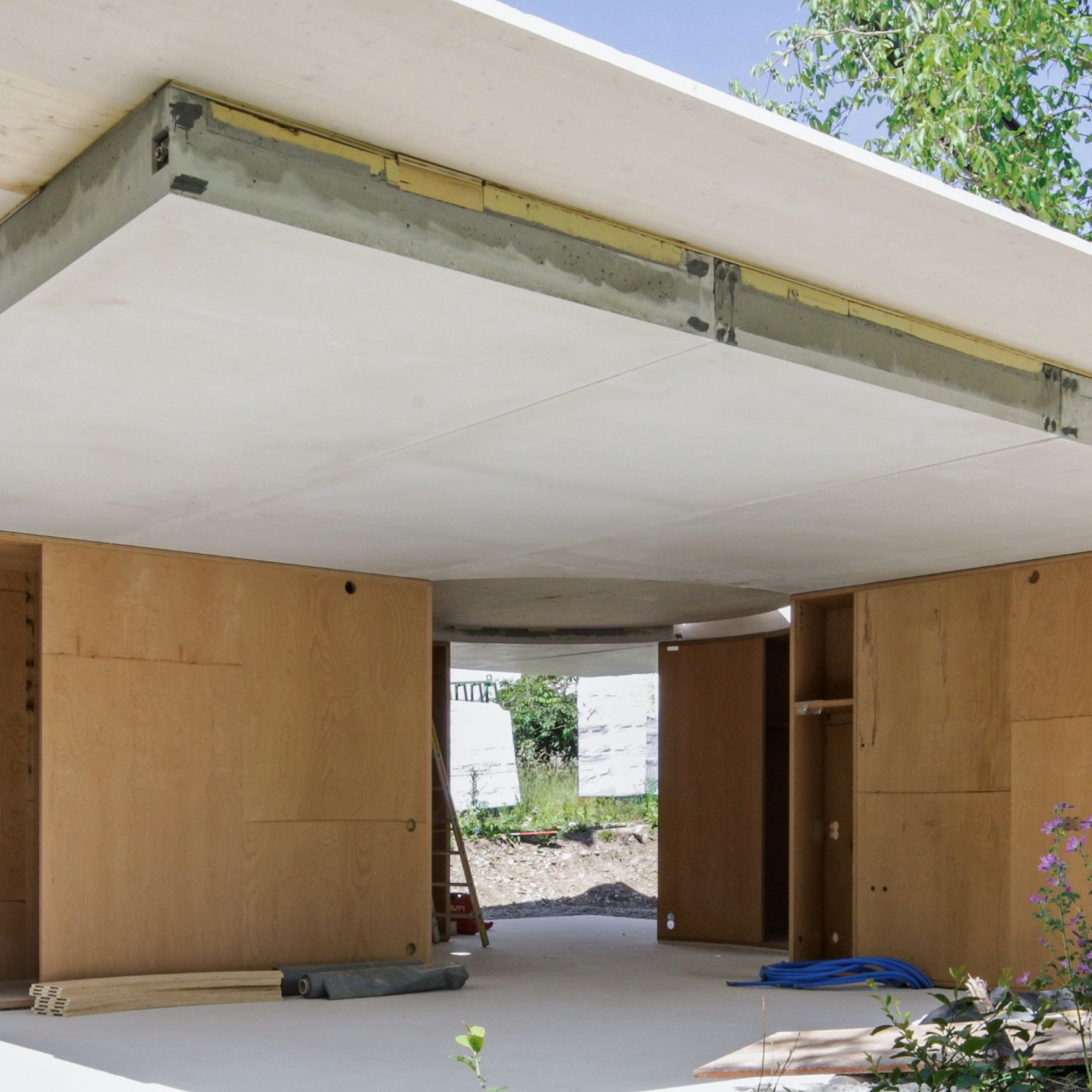 Die vorfabrizierten Dach-Betonelemente sind aus Weisszement mit einem Zuschlag von Carrara-Marmor gefertigt. Die Elemente wiegen 1,5 bis 4,8 Tonnen. 