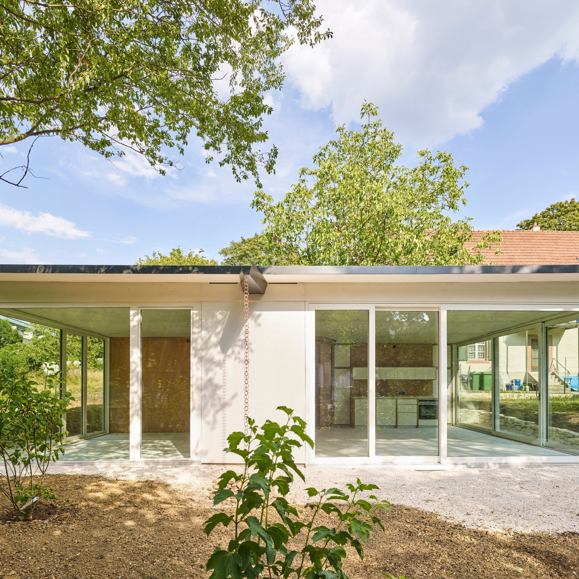 Im grossen Garten eines Siedlungshauses aus den 30er-Jahren steht das «Movable House», dass jederzeit wieder abgebaut und an einem anderen Standort aufgebaut werden könnte. 