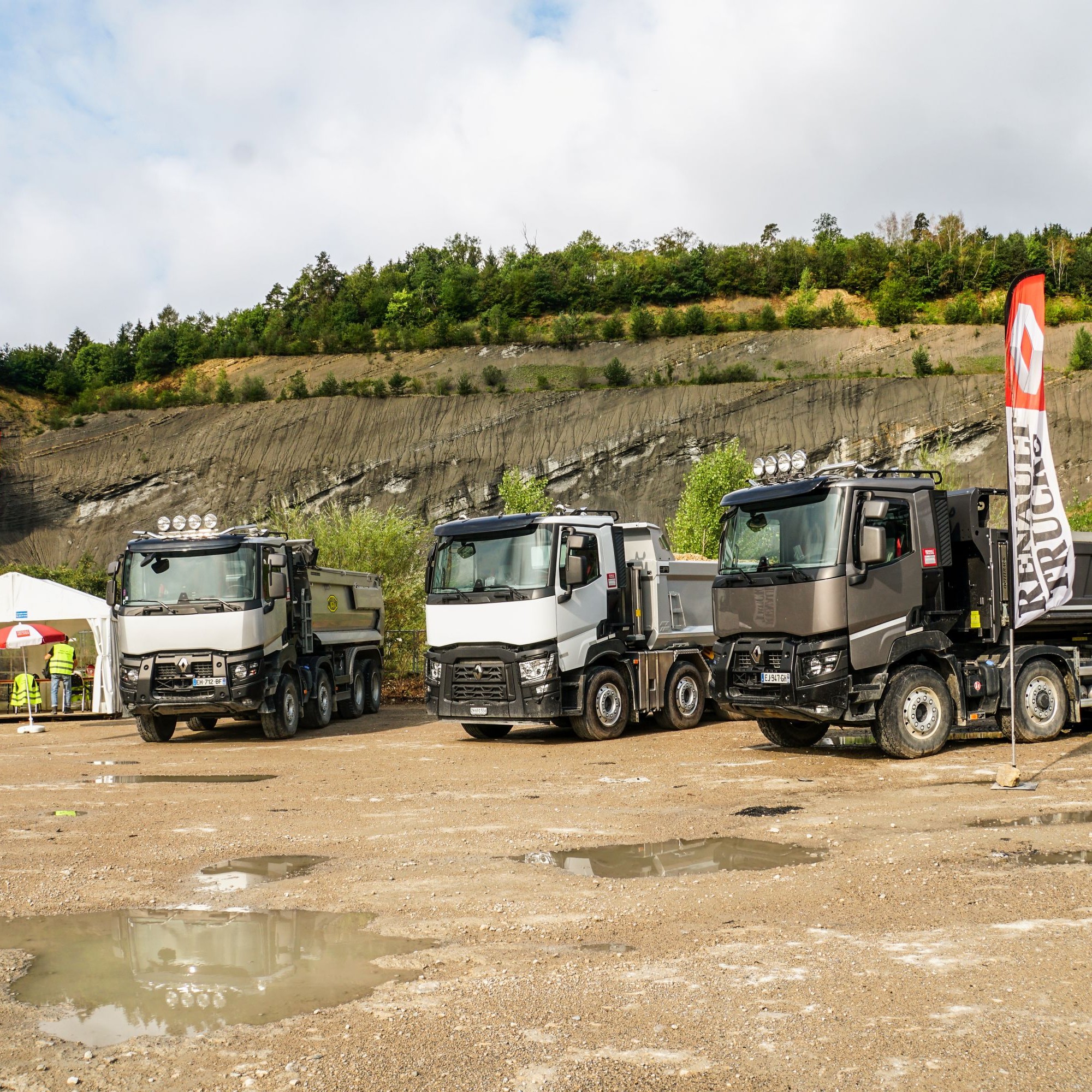 Die Trucks C 440 P8X4 Optitrack, C 520 P10X4 Optidriver Xtended und K 480 P8X4 (von rechts) warten im Steinbruch der Jura-Cement-Fabriken AG in Wildegg auf ihre Testfahrt. Alle Kipper waren bei den Fahrten beladen. 