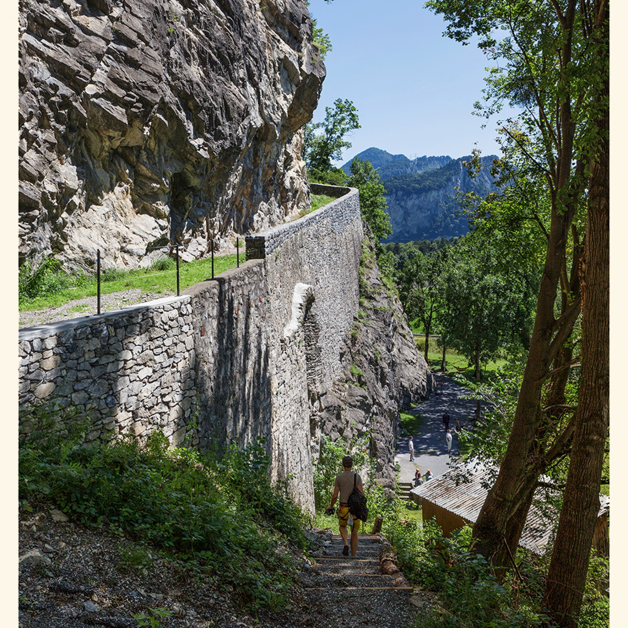 Der älteste Teil der Alten Schollbergstrasse im Kanton St. Gallen: Er besteht aus einem Spargewölbe, das in die gemörtelte Mauer integriert ist.