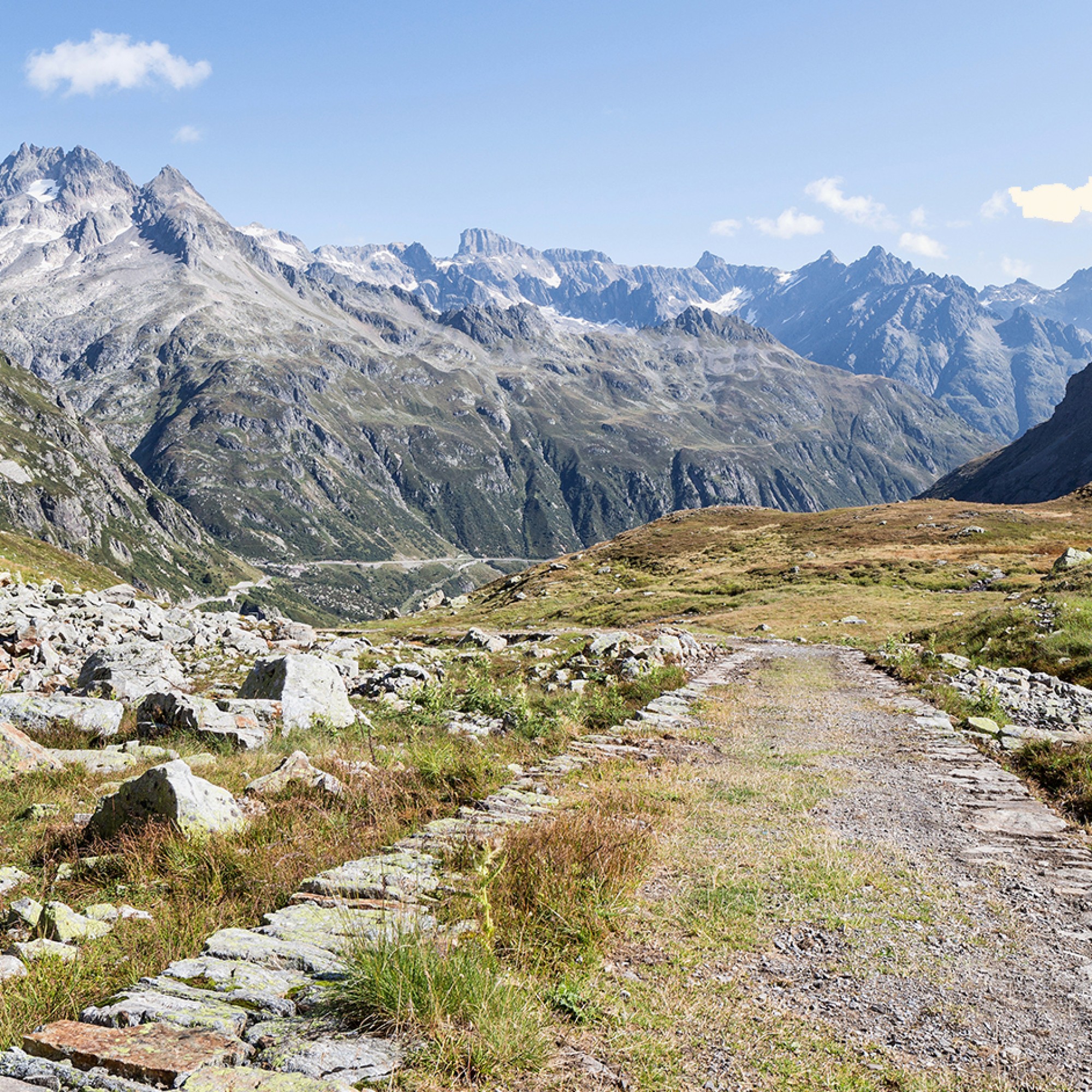 Um Feuchtgebiete zu durchqueren und die Steigung auszugleichen, wurden auf dem Sustenpass zwischen den Kantonen Bern und Uri beidseitig gemauerte Dammstrassen angelegt.