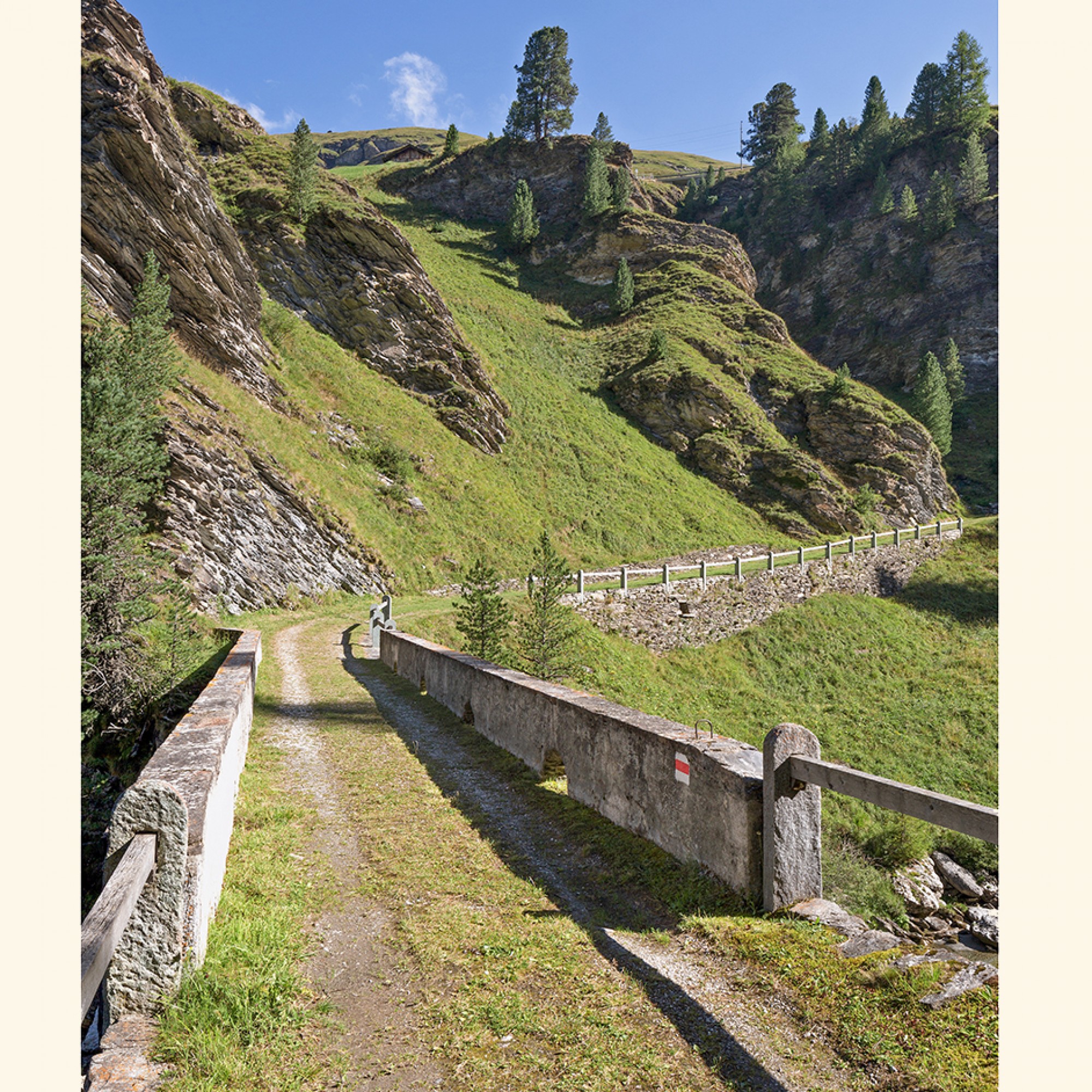 Die Alte Averserstrasse im Kanton Graubünden ist sehr kunstvoll wieder hergestellt worden. Sie schuf die erste fahrbare Verbindung für die Walsersiedlungen im Hochtal.