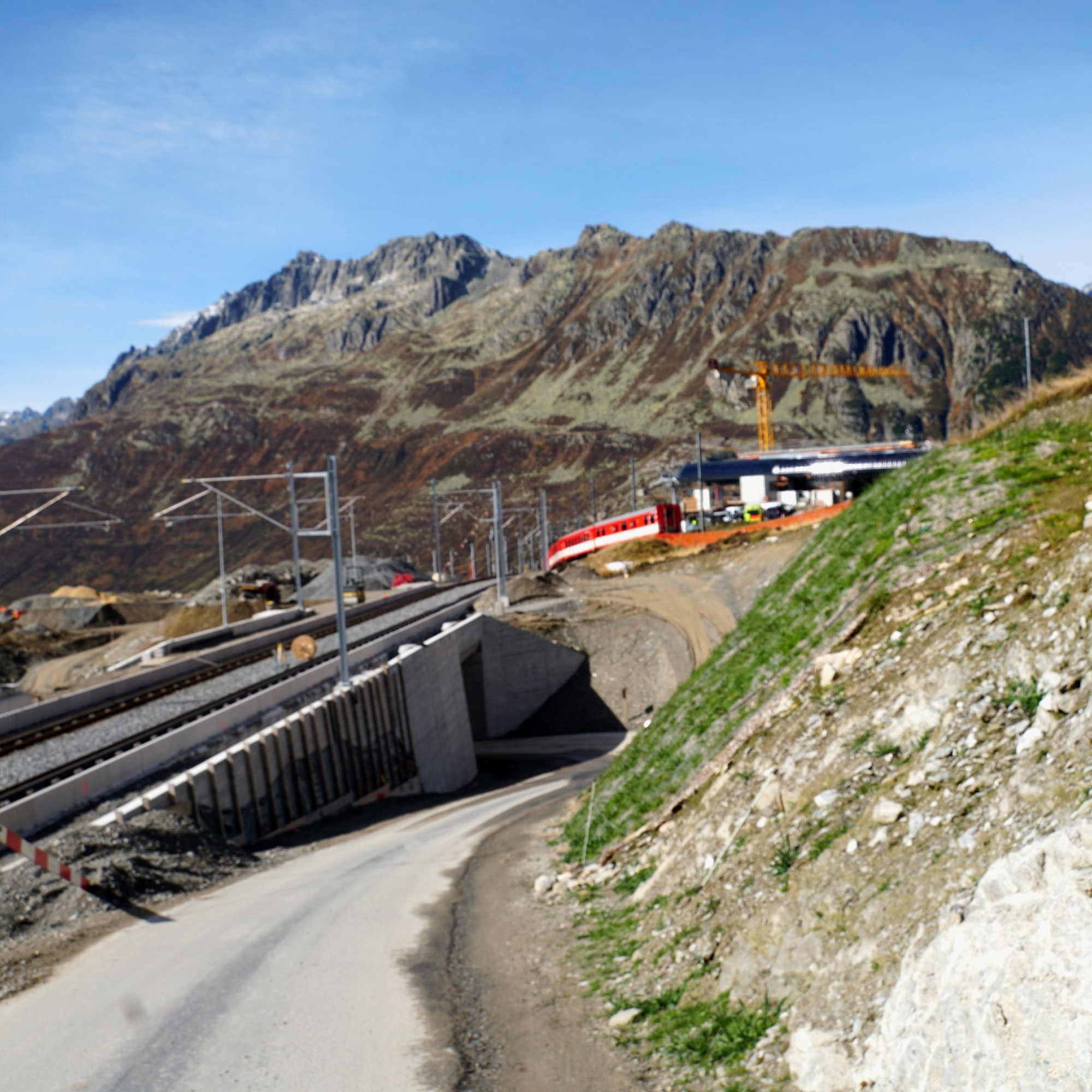 Rückblick November 2017: Die Verlegung der MGB-Haltestelle «Nätschen» um 400 Meter sollte künftig den Umstieg auf die Bahnen der Skiarena erleichtern.