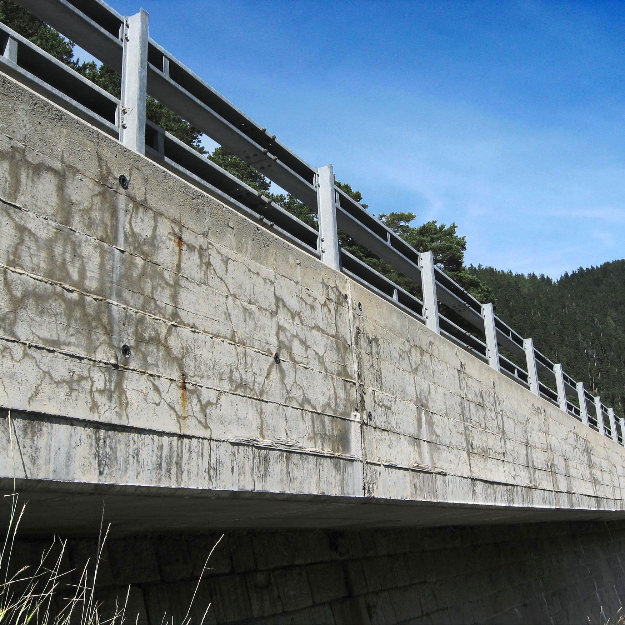 Risse in einer Brücke.