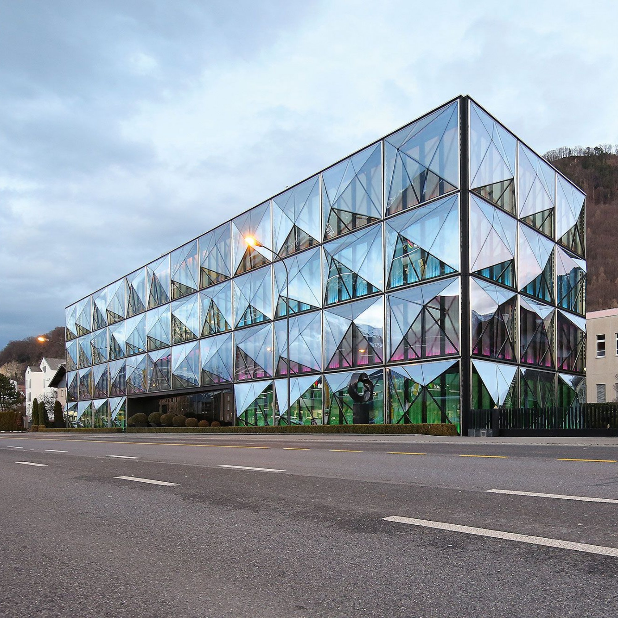 Verwaltungsgebäude Channoine Cosmetics in Vaduz. Müller Architekten, 2010. 