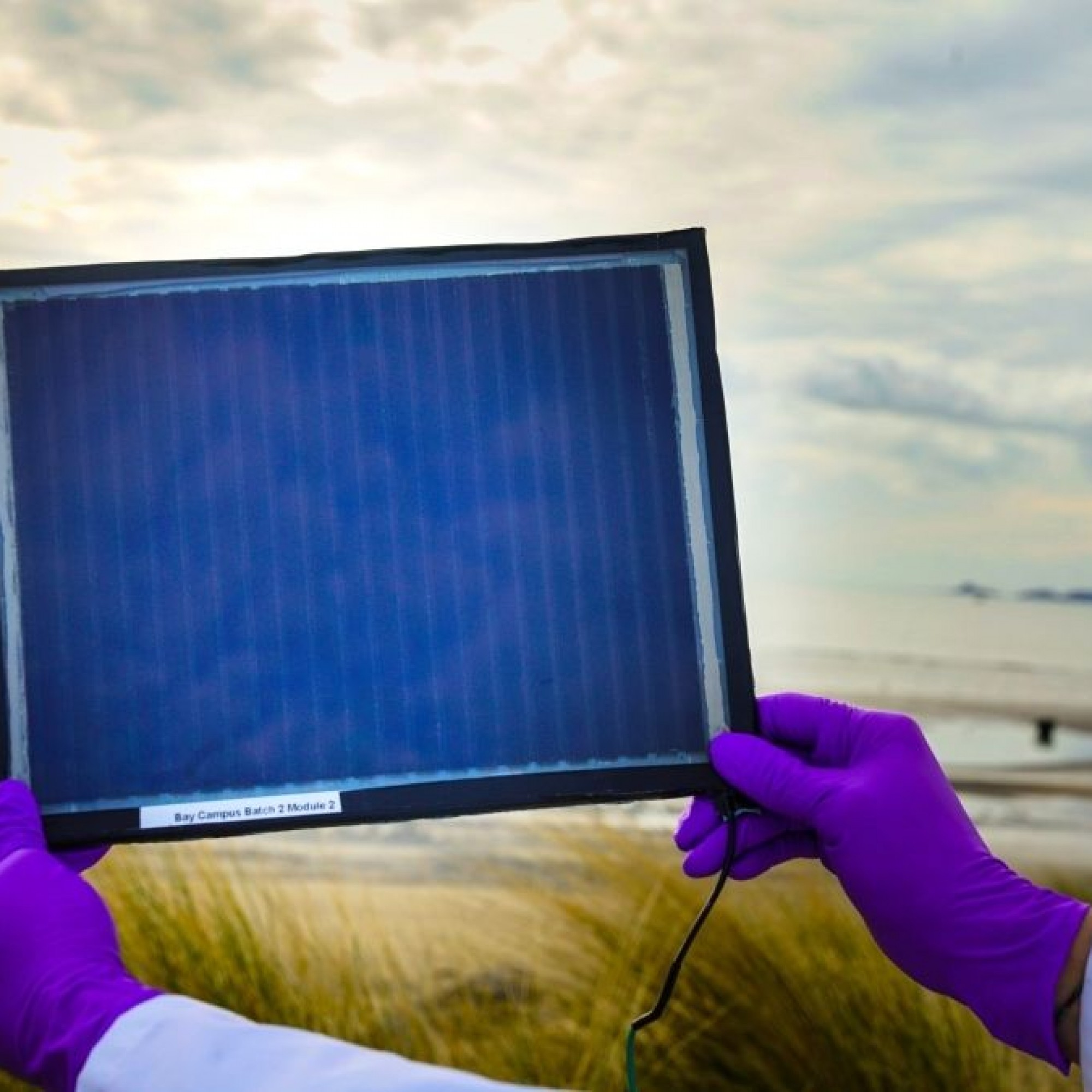 Eine Solarzelle, so gross wie ein Blatt Papier: Das schafften Forscher der Universität Swansea.