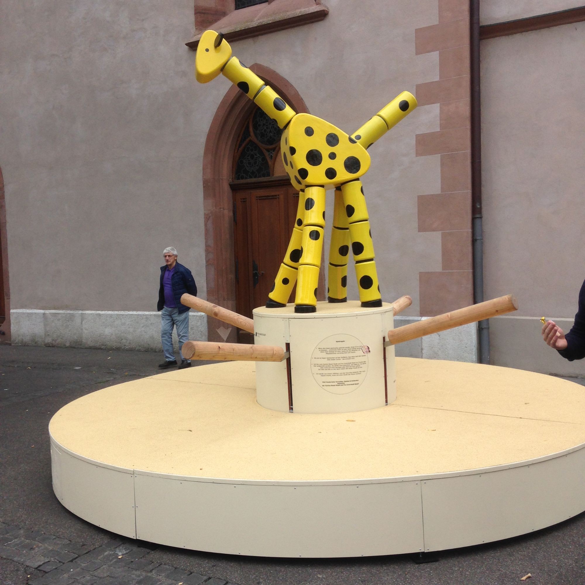 Mutwillig beschädigt: die Giraffe auf dem Claraplatz