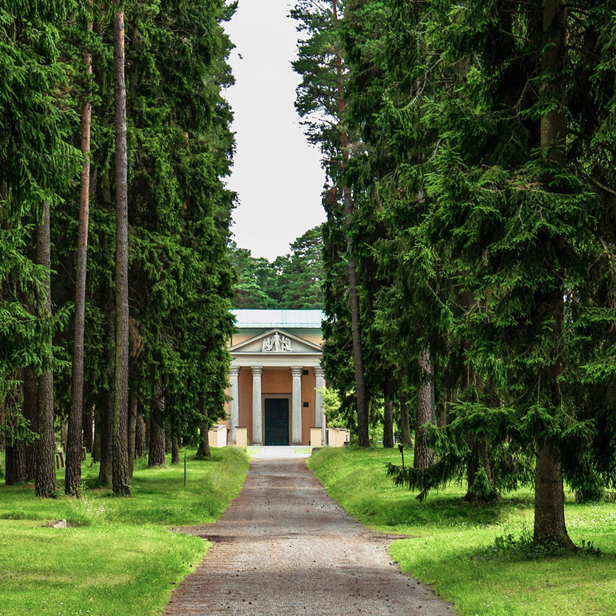 Blick vom «Weg der sieben Brunnen» auf die Auferstehungskapelle, die 1925 nach Plänen von Sigurd Lewerentz in klassizistischer Tempelarchitektur fertiggestellt wurde. 