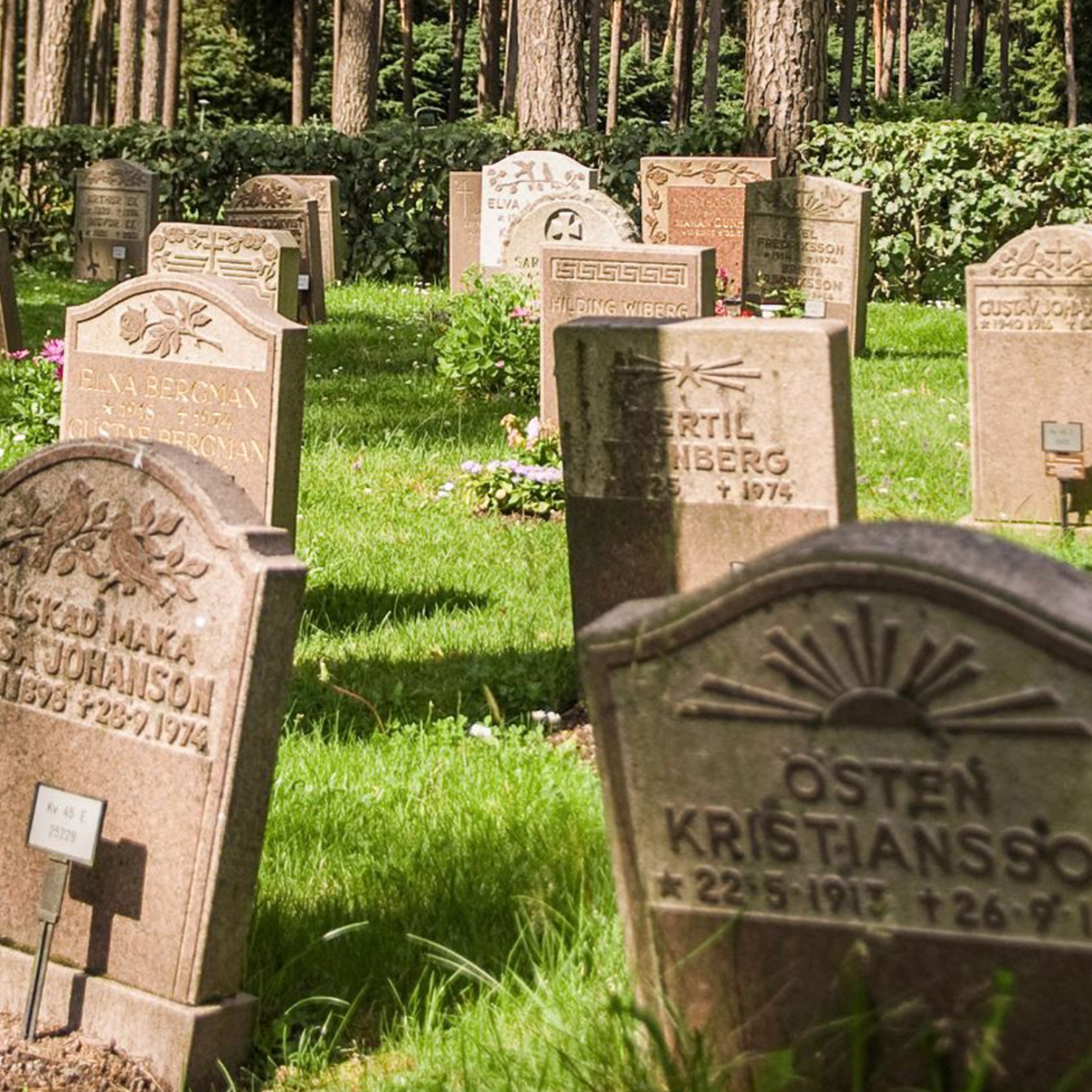 Perfekt in die Landschaft eingepasste Gebäude und eine ausgesprochen naturnahe Gestaltung machen den Friedhof Skogskyrkogården in Stockholm aus.