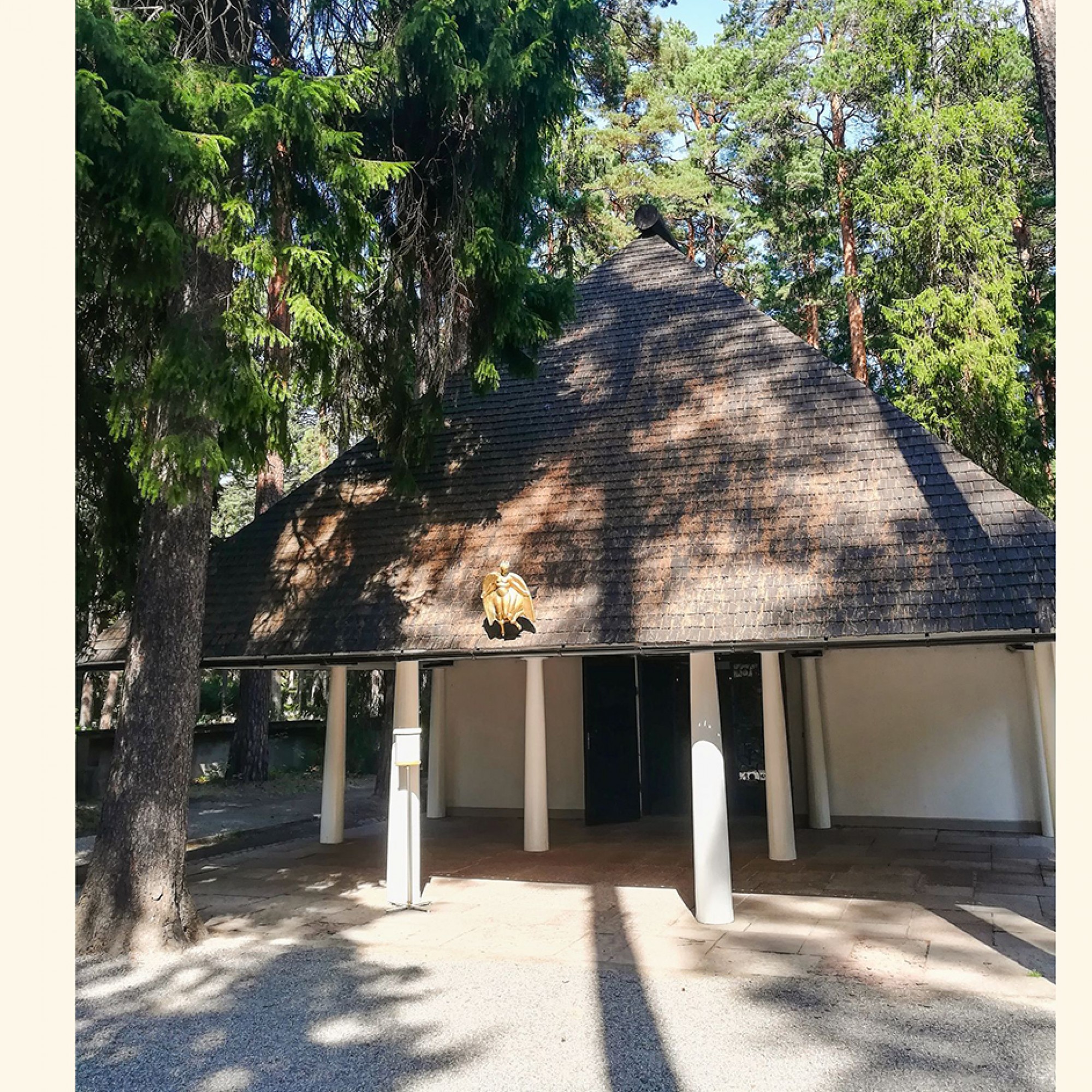 Die Waldkapelle von Gunnar Erik Asplund ist die erste und kleinste Kapelle. Um den goldenen Engel über dem Eingang, der den Tod sogar fröhlich willkommen heisst, gab es damals grosse Diskussionen.