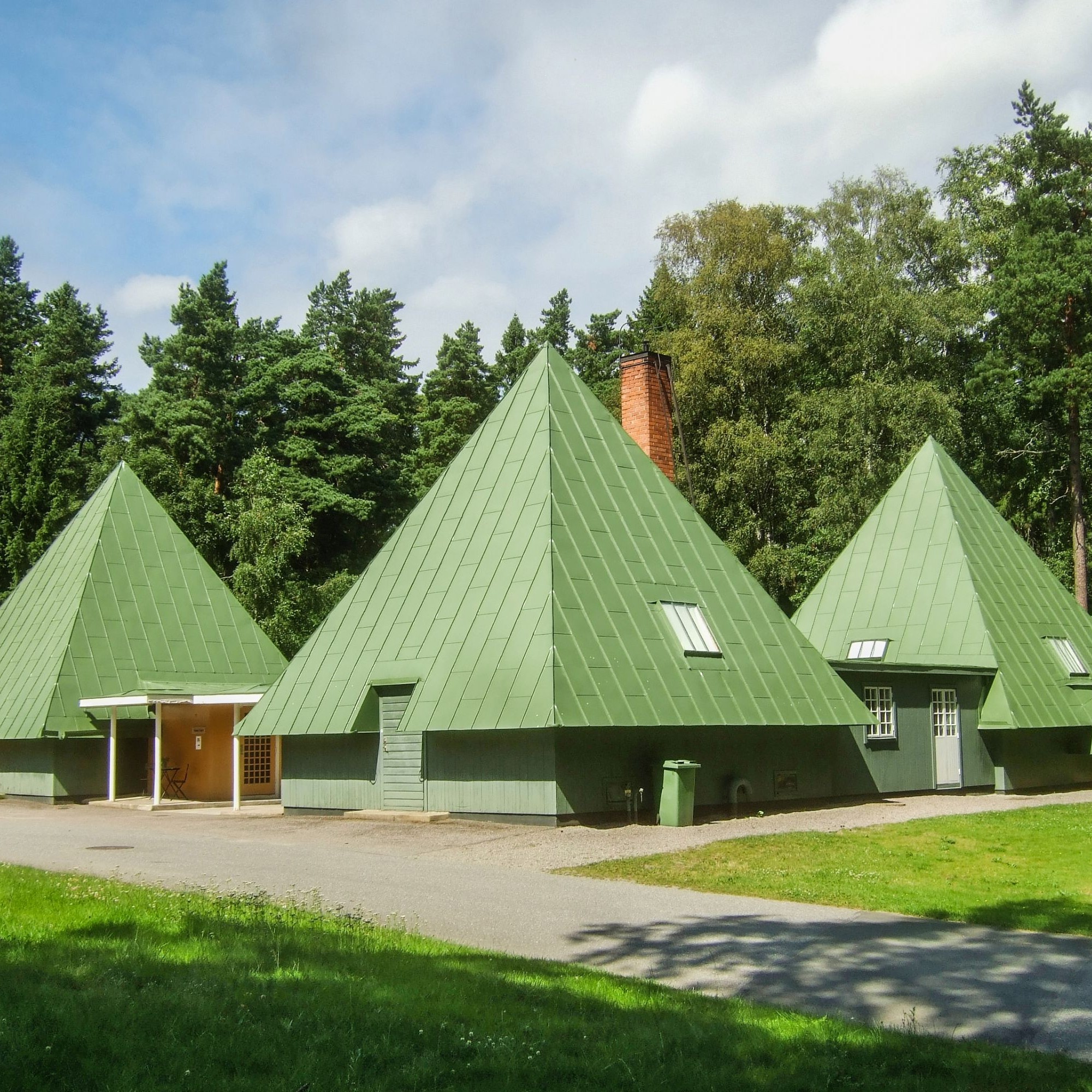 Das Besucherzentrum von 1924 diente ursprünglich als Personalgebäude. Seit 1998 beherbergt es ein Besucherzentrum. Im Inneren ist heute eine Ausstellung zum Friedhof beheimatet.