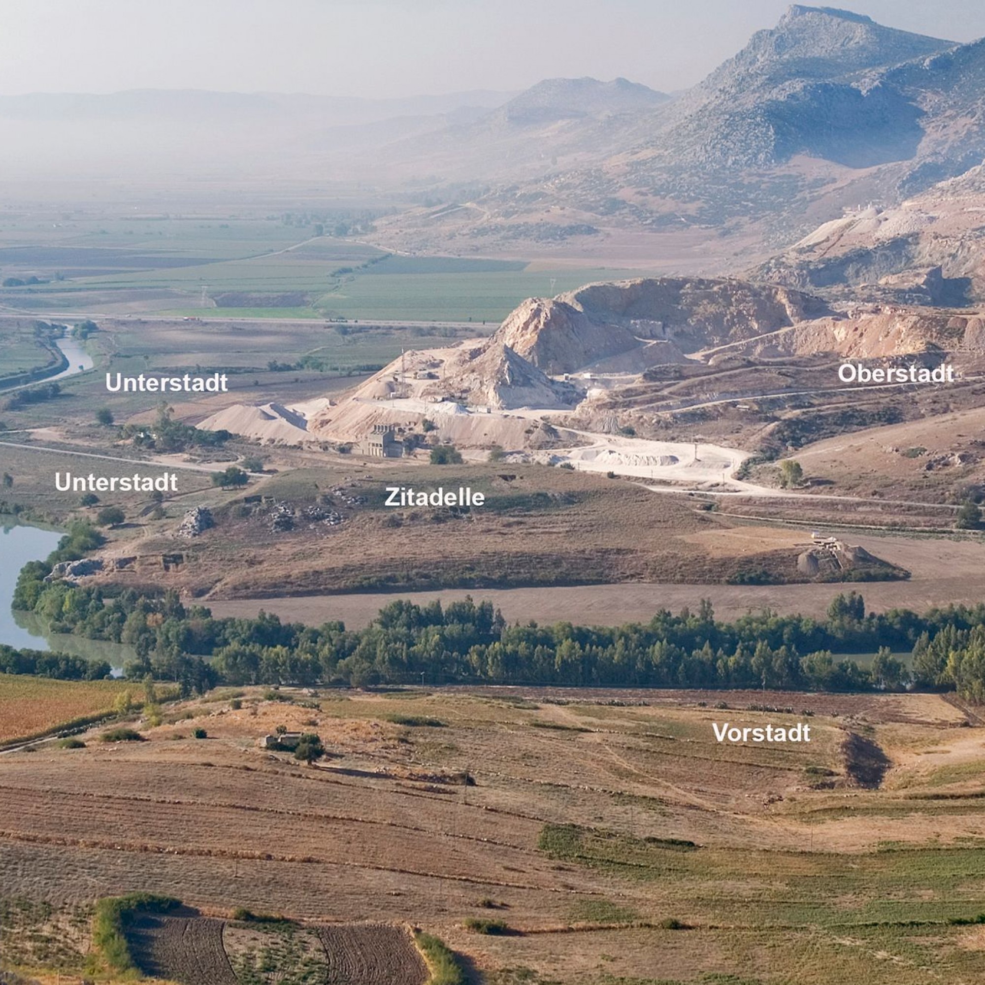 Blick von Norden auf die Ruinenstätte des Sirkeli Höyük mit Zitadelle sowie Unter-, Ober- und Vorstadt. © Institut für Archäologische Wissenschaften der Universität Bern, Projekt Sirkeli Höyük