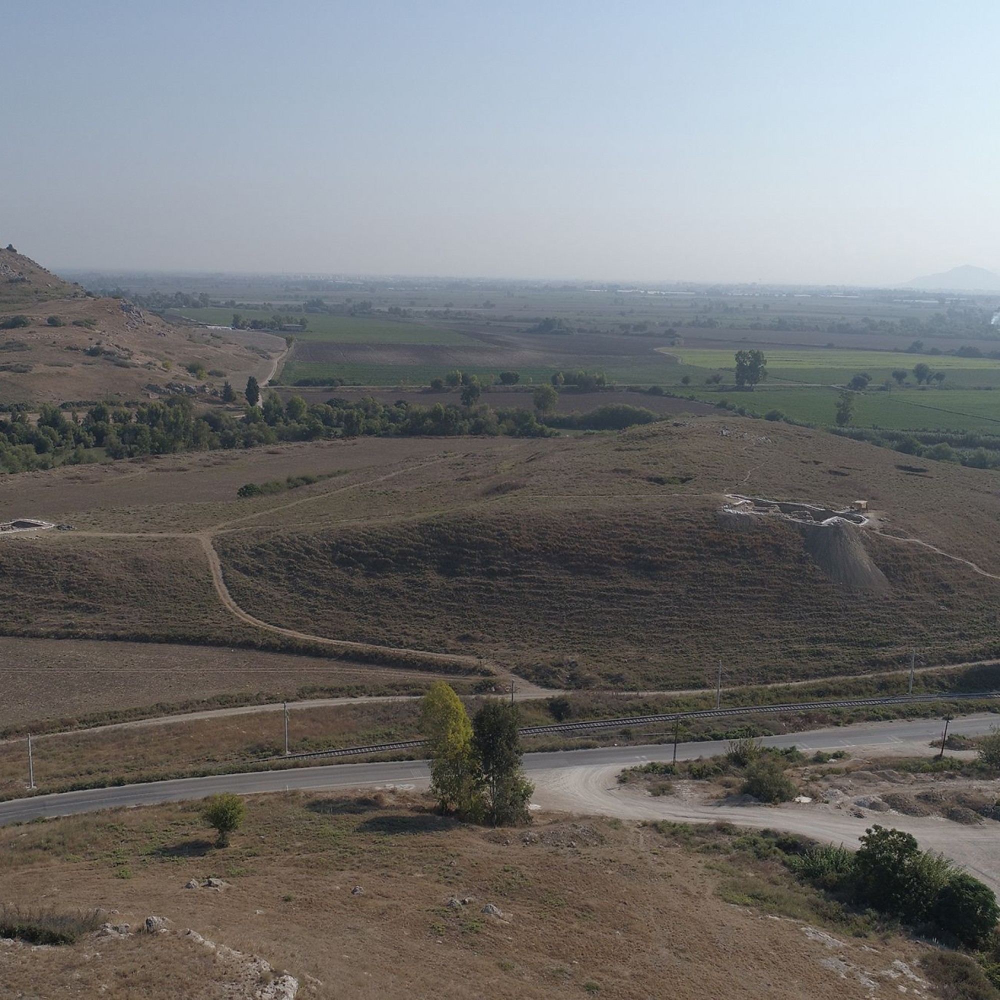 Blick von Westen auf den Zitadellenhügel mit zwei Grabungsbereichen, links im Bild die mittelalterliche Burg Yılan Kale. © Institut für Archäologische Wissenschaften der Universität Bern, Projekt Sirkeli Höyük