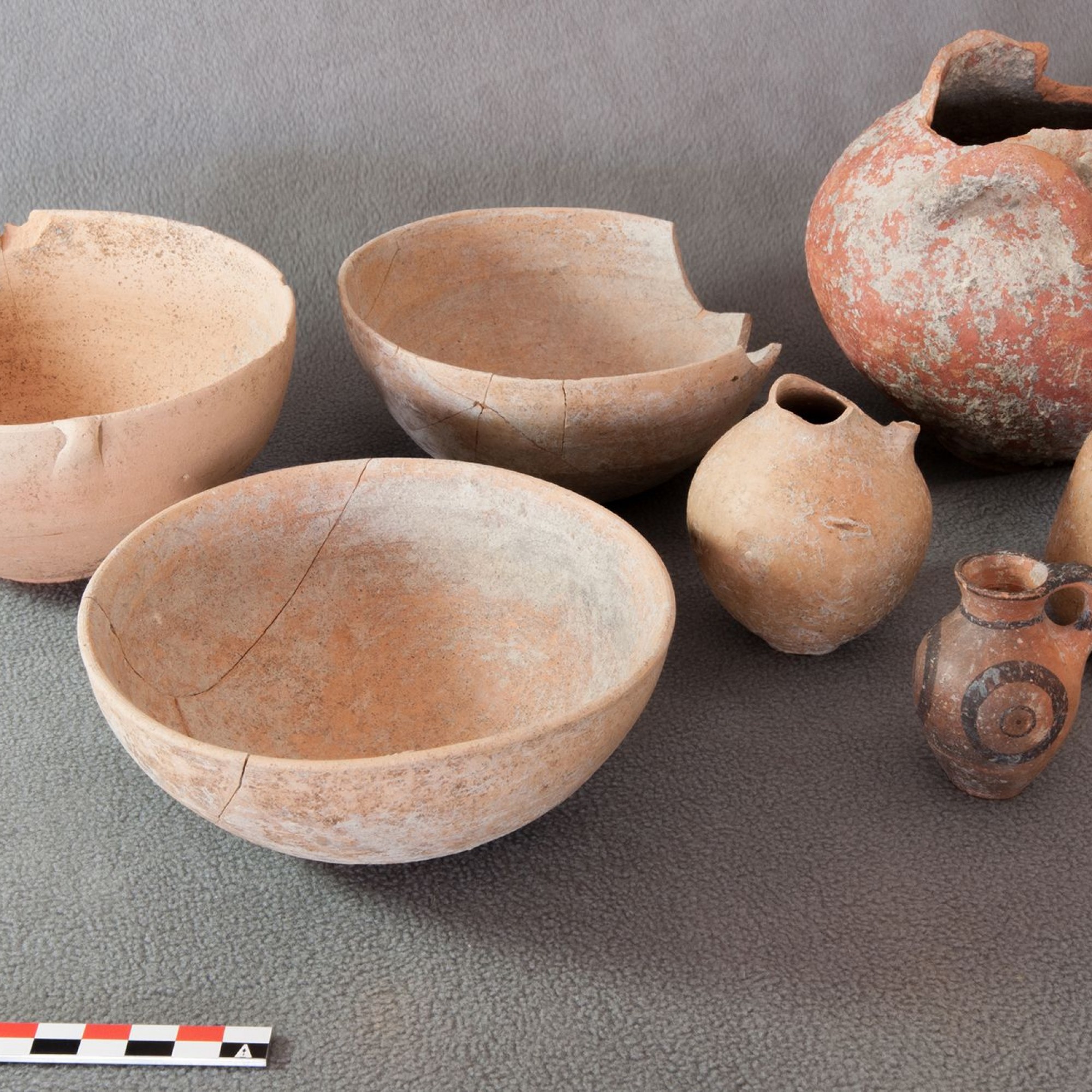 Keramikgefässe, die um drei Schafskelette gruppiert niedergelegt waren. © Institut für Archäologische Wissenschaften der Universität Bern, Projekt Sirkeli Höyük