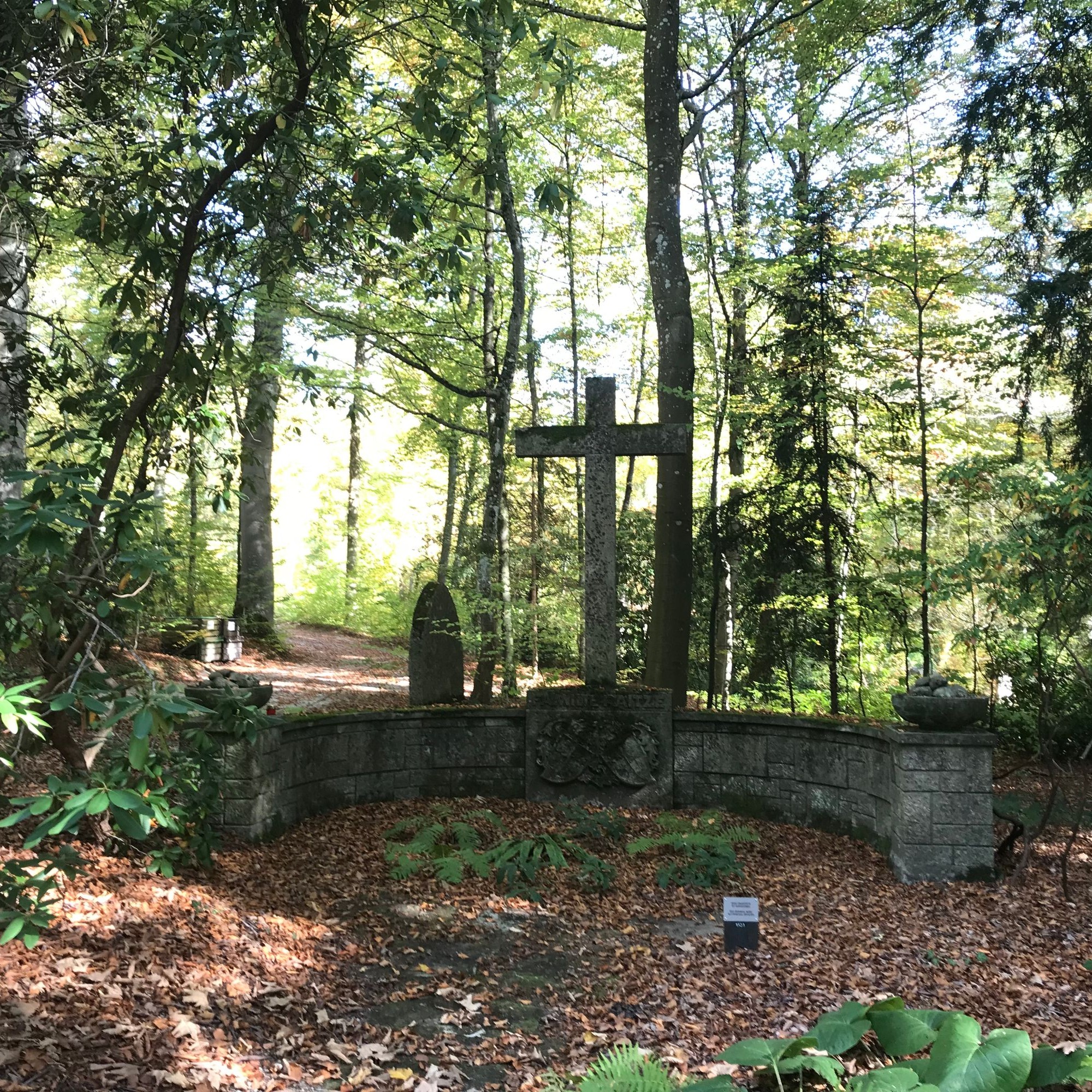 Kreuzsymbole sind auf diesem Friedhof eher eine Seltenheit.