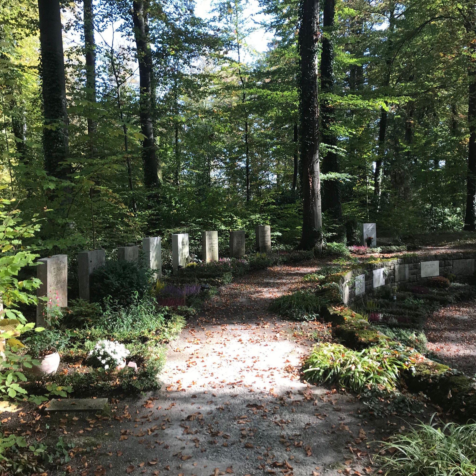 Oben stehen Grabsteine, unten findet man die Urnengräber.