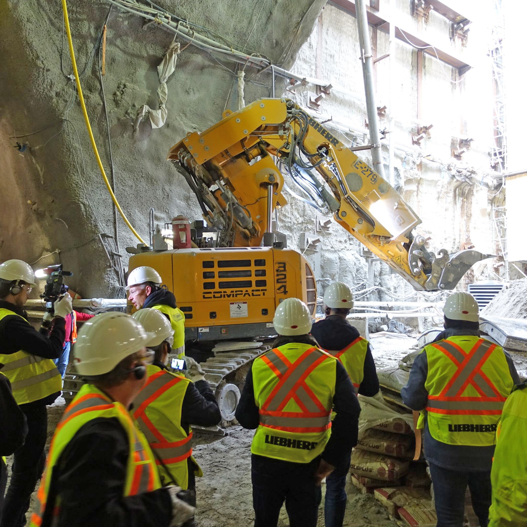 In Toronto wird die Metro um die «Eglinton Crosstown Line» erweitert: Der Liebherr-Raupenbagger R 924 Compact ist zum Materialtransport im Tunnelschacht der Avenue-Station im Einsatz. 