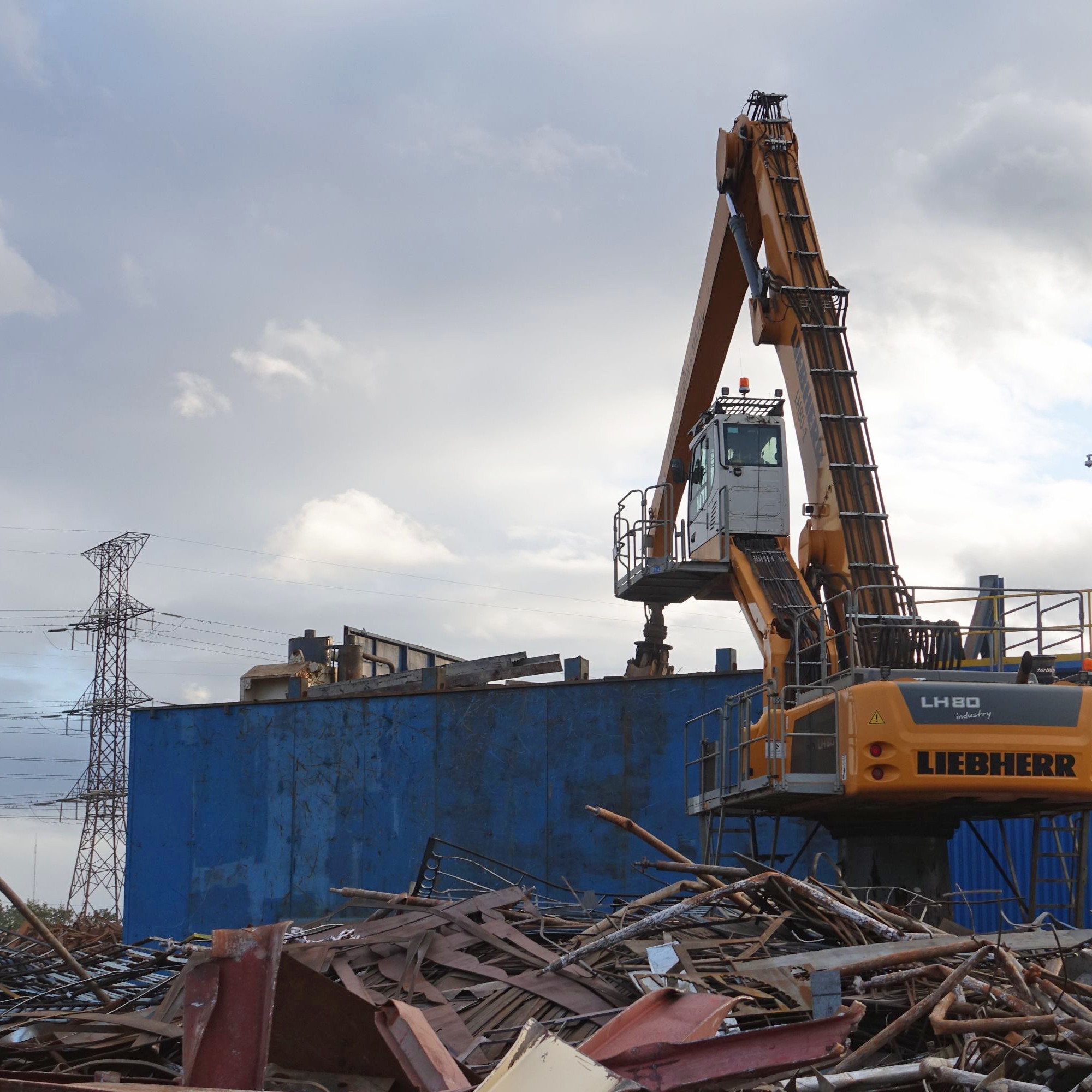 Enorme Mengen loser oder gebündelter Metallabfälle werden in der AIM Recycling Hamilton verladen. Die Umschlagmaschine LH 80 ist für den Umschlag mit einem Mehrschalengreifer ausgestattet.