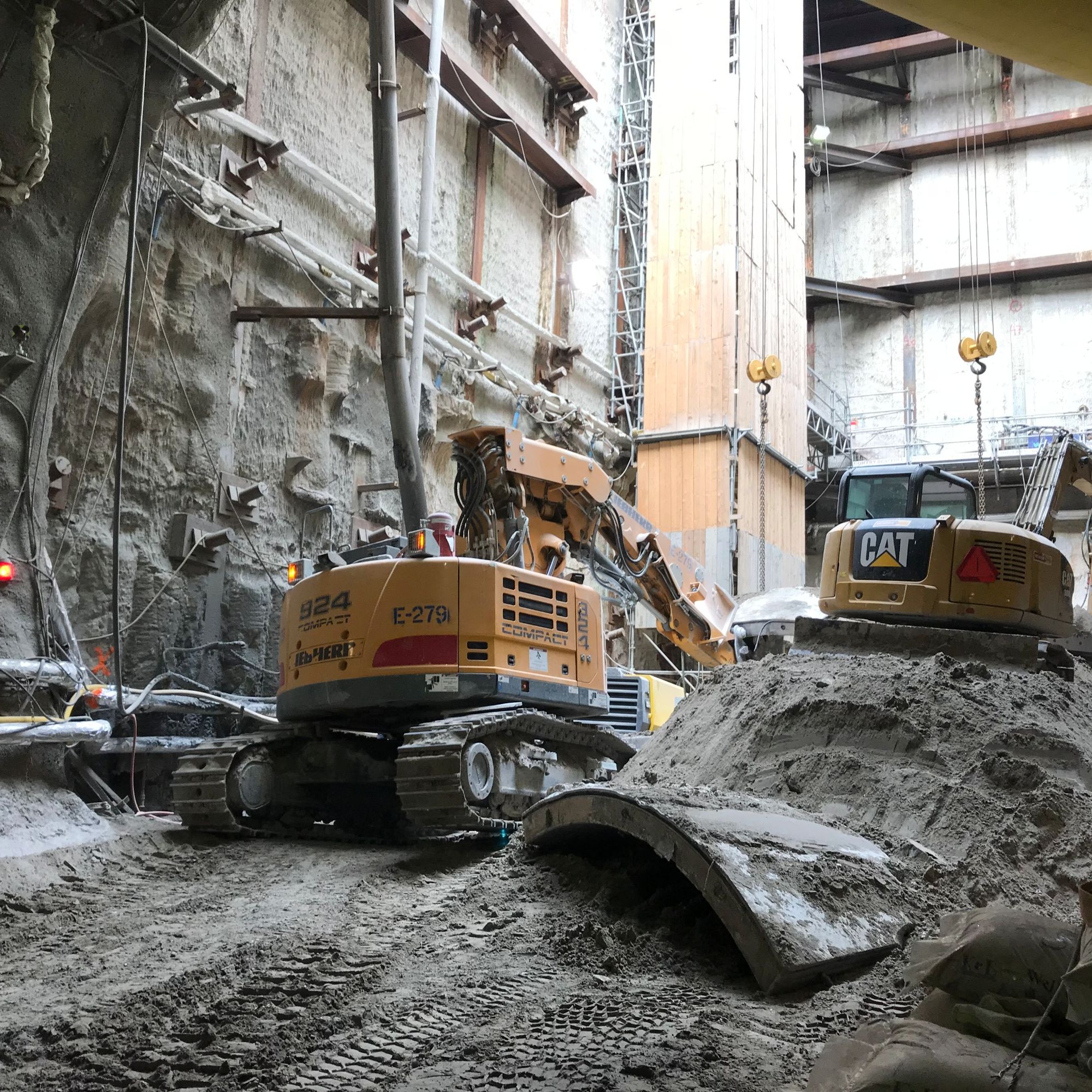 Bei der Avenue-Station kam der Liebherr-Raupenbagger R924 Compact beim Materialtransport im Tunnelschacht zum Einsatz.