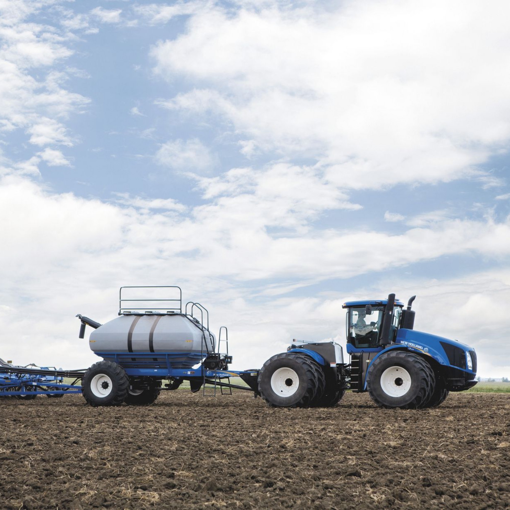 Platz 8: Der New Holland T9.645 bringt 20 Tonnen auf die Waage und verfügt über eine Leistung von 638 PS.