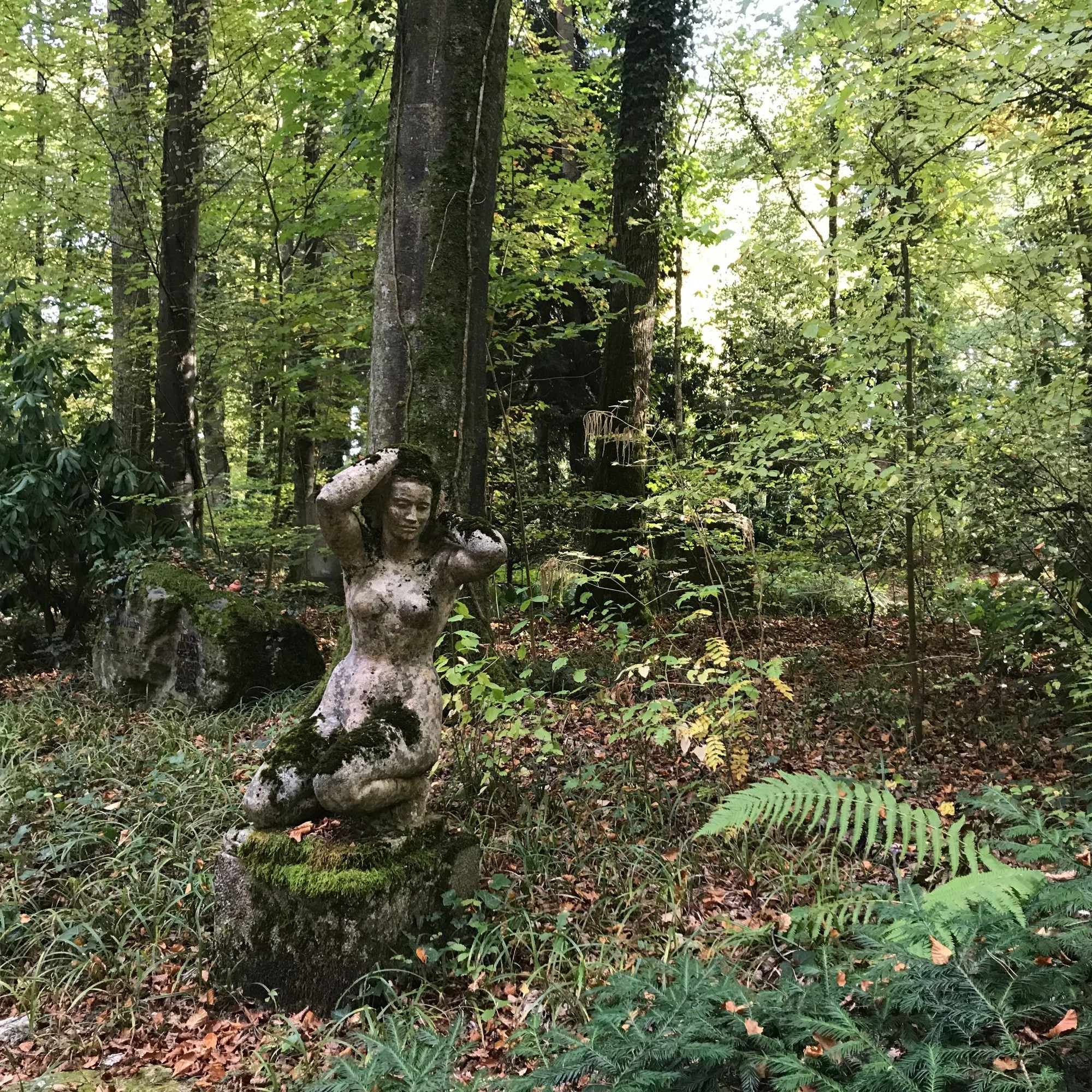 Verteilt auf den ganzen Waldfriedhof, finden sich Kunstwerke aller Art. So wie diese Skulptur, die teilweise von Moos bedeckt ist.