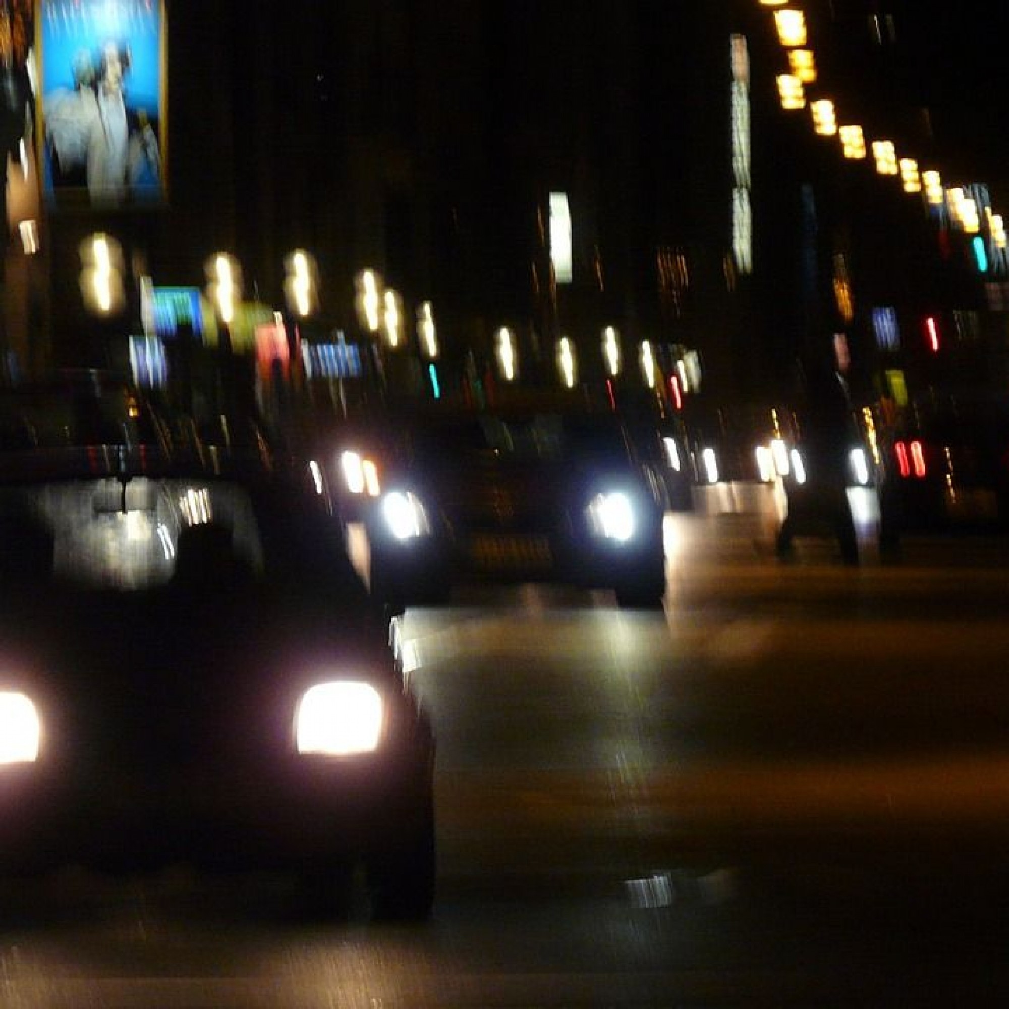 Autos auf Strasse bei Nacht 