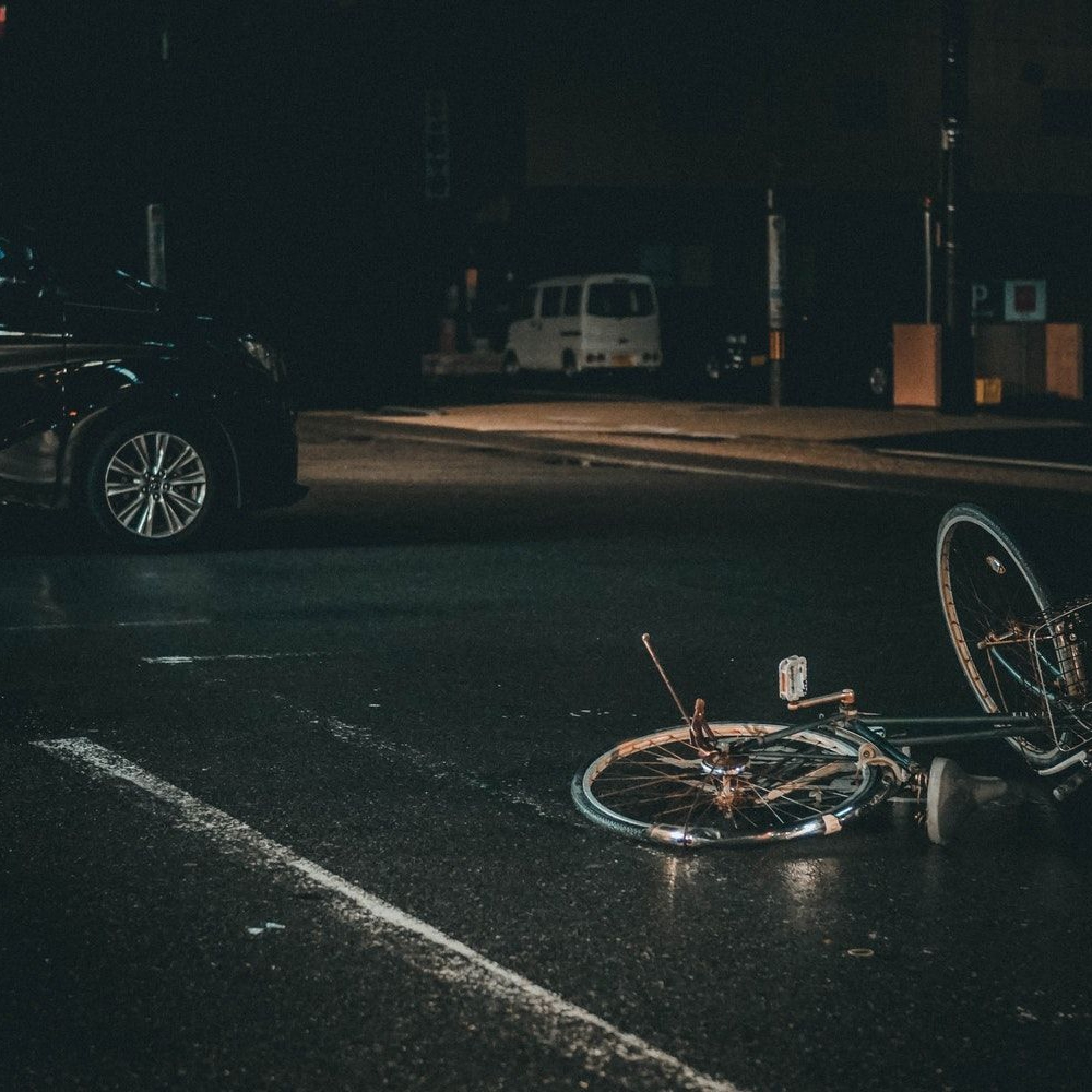 Unfall zwischen Fahrrad und Auto Kollision bei Nacht