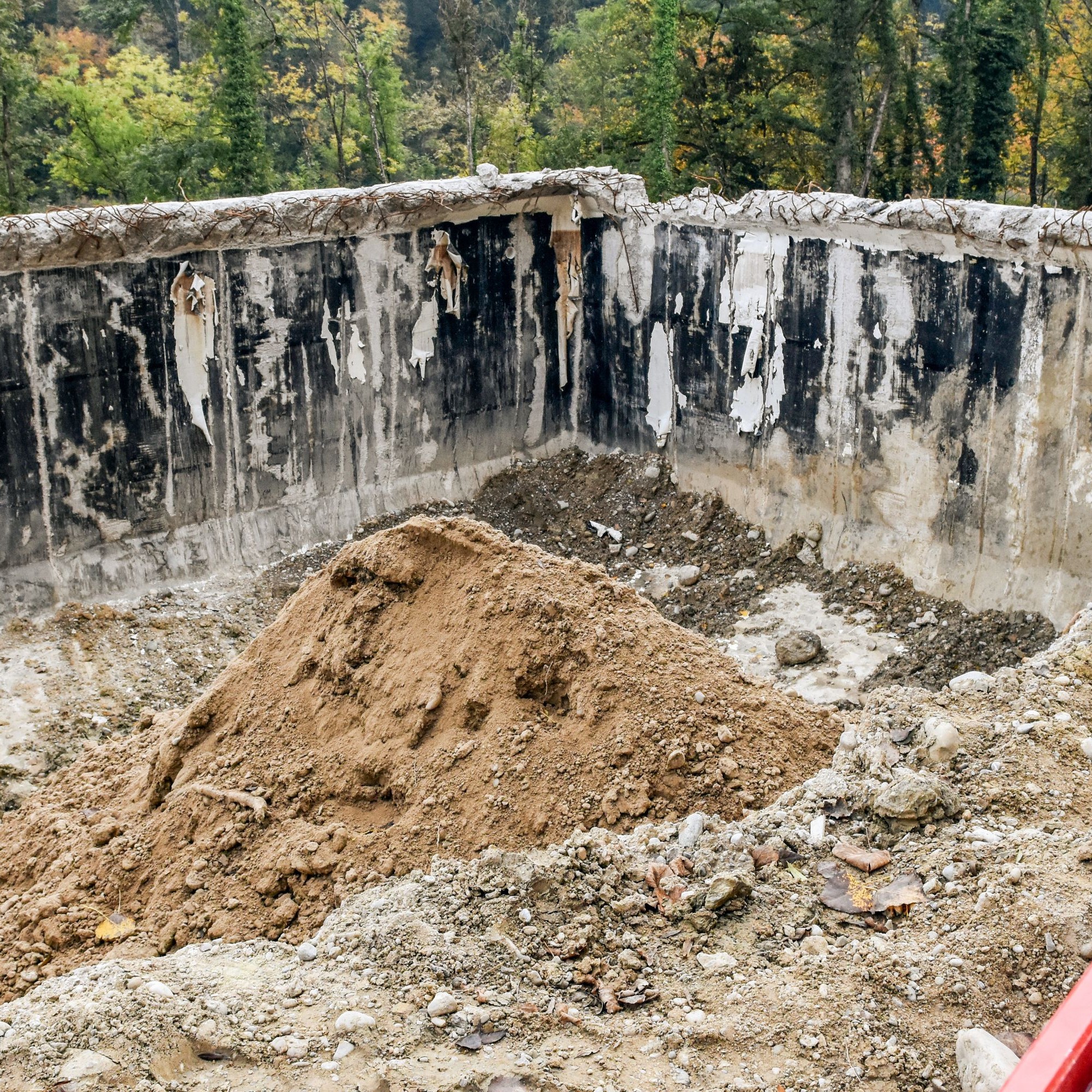 Ein offener Betontank bleibt vorderhand bestehen, um kontaminiertes Material bis zum Abtransport lagern zu können. 