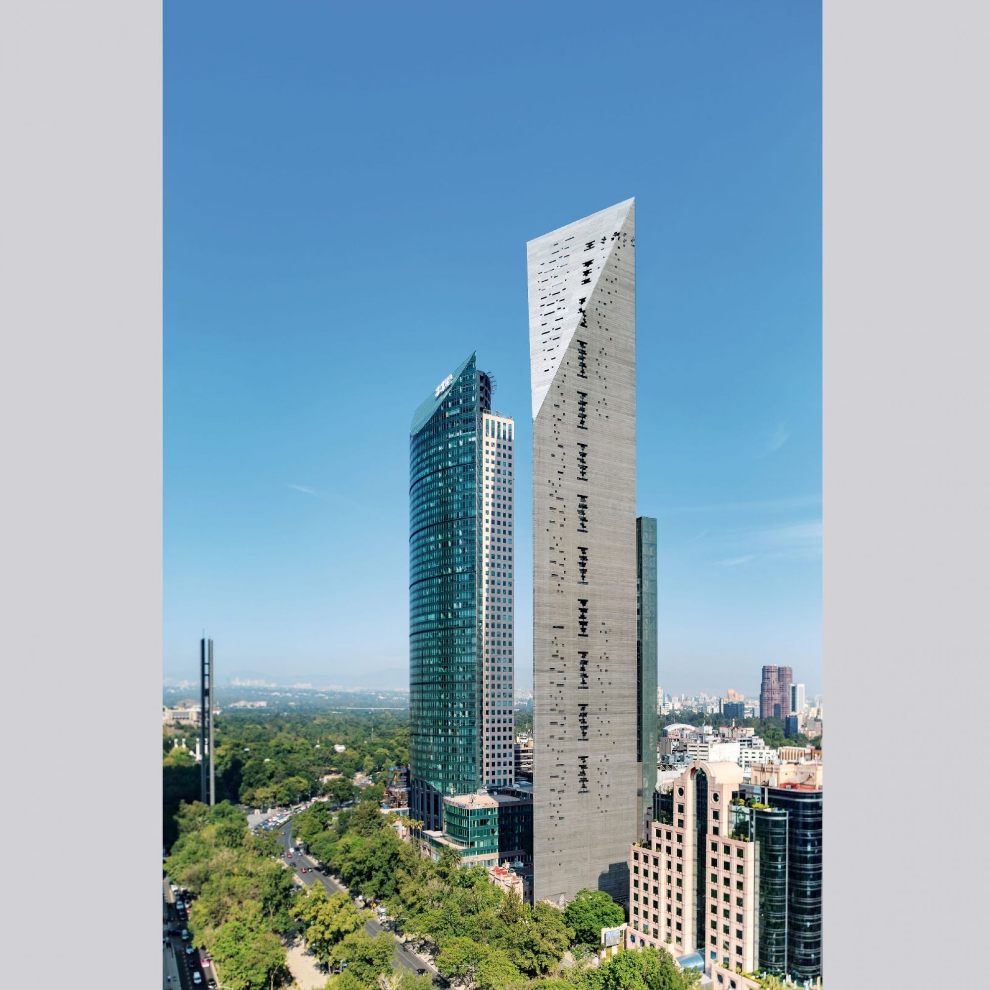 Blick auf die Betonfassade des Torre Reforma in Mexiko Stadt.