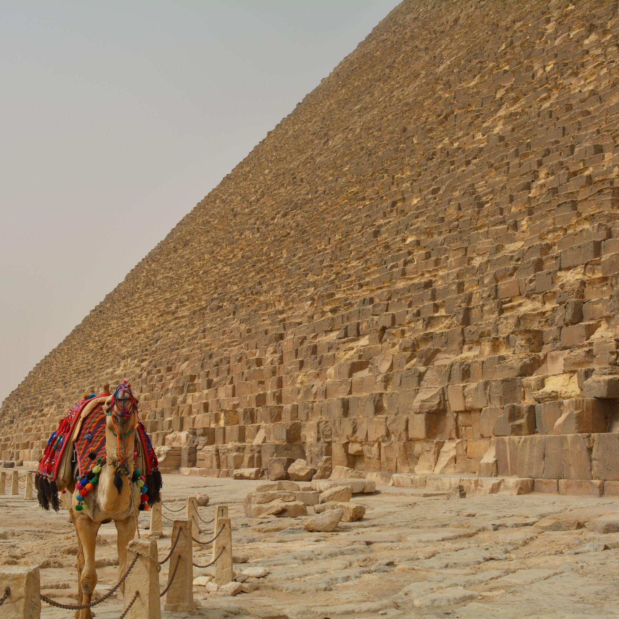 Die Pyramiden von Gizeh stehen heute noch immer –  und das 4.500 Jahre nach ihrem Bau. Aber auch an ihnen ist die Zeit nicht spurlos vorbei gegangen: Die neu entwickelte Schutzschicht POM-IL könnte dem vielleicht entgegentreten.Die Pyramiden von Gizeh ste