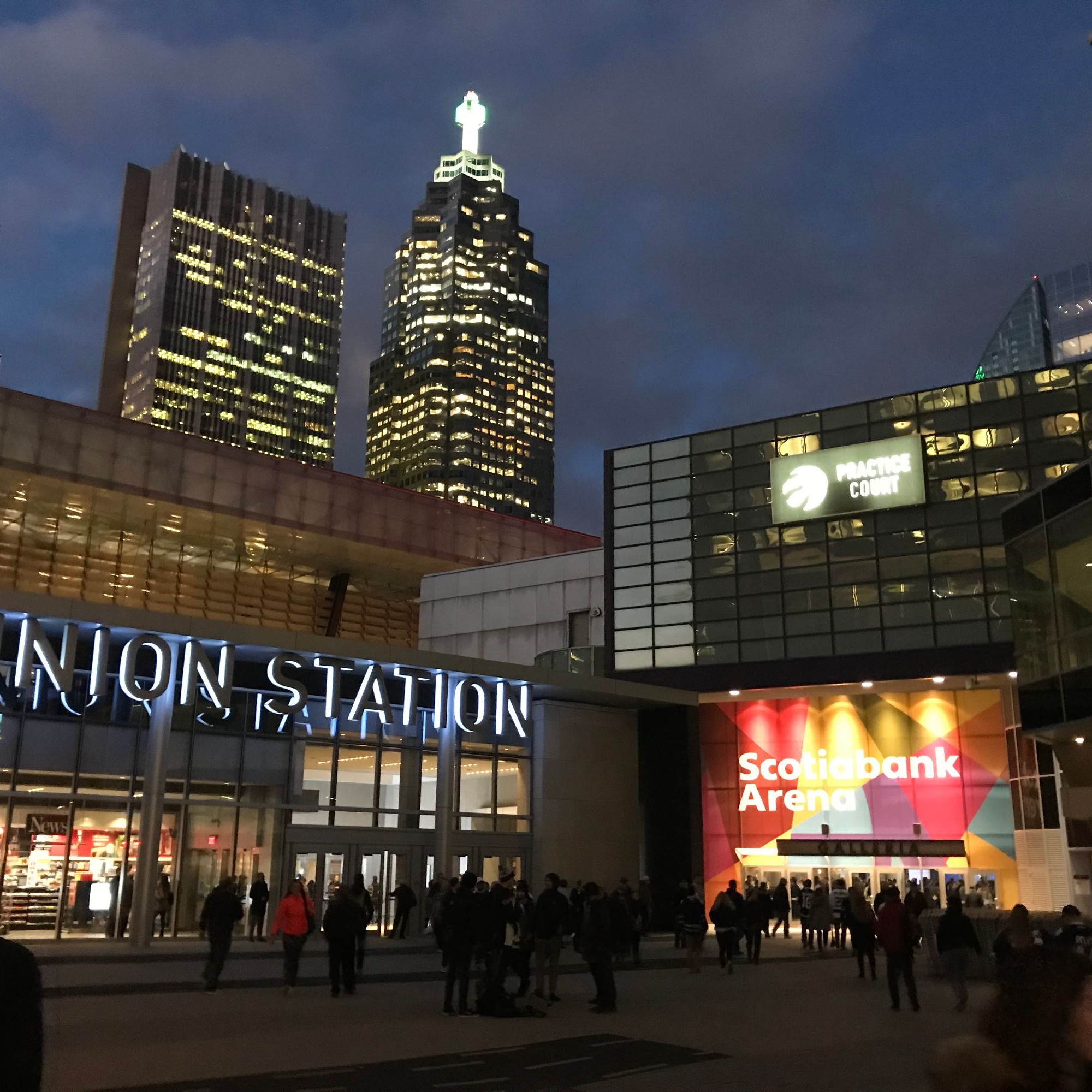 Union Station und Scotiabank Arena sind im Untergrund  zu Fuss erreichbar.