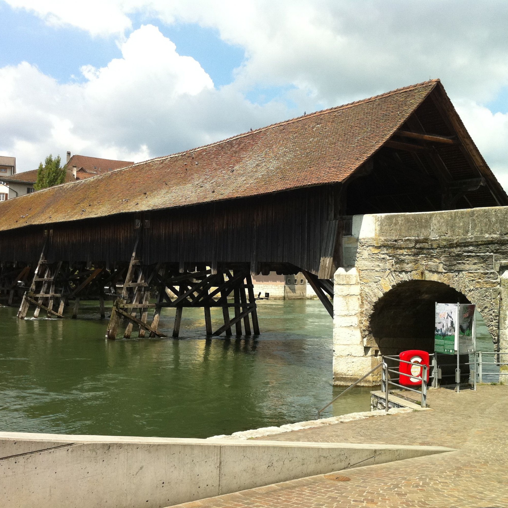 Die historische Holzbrücke gehört zu den Wahrzeichen von Olten