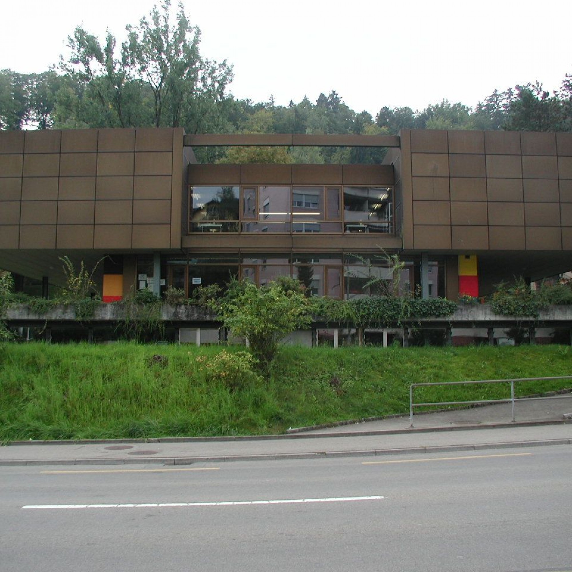 Das Schulhaus Grenzhof im Luzerner Stadtteil Littau.