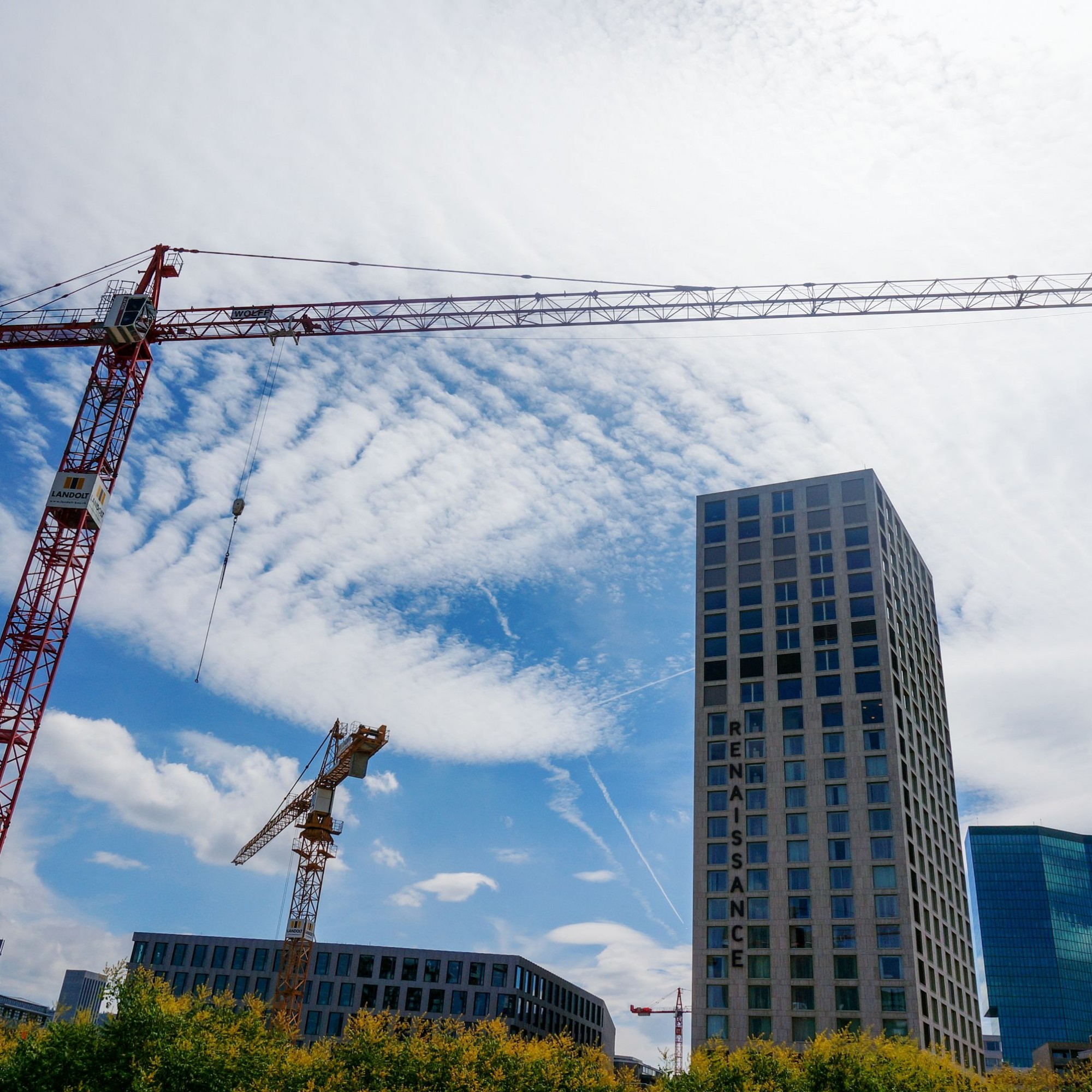 Die Bauinvestitionen sind gestiegen: Auch beim Zürcher Pfingstweidpark ragen Krane in den Himmel.