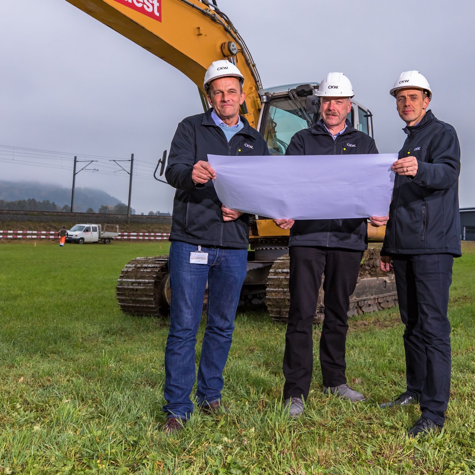 Baubeginn des neuen CKW-Werkhofs in St. Erhard: (v. l.) Patrick Galliker, Leiter Netzservices Region Sursee; Beat Forster, Leiter Logistik, und Daniel Wahler, CFO und Mitglied der CKW-Geschäftsleitung.