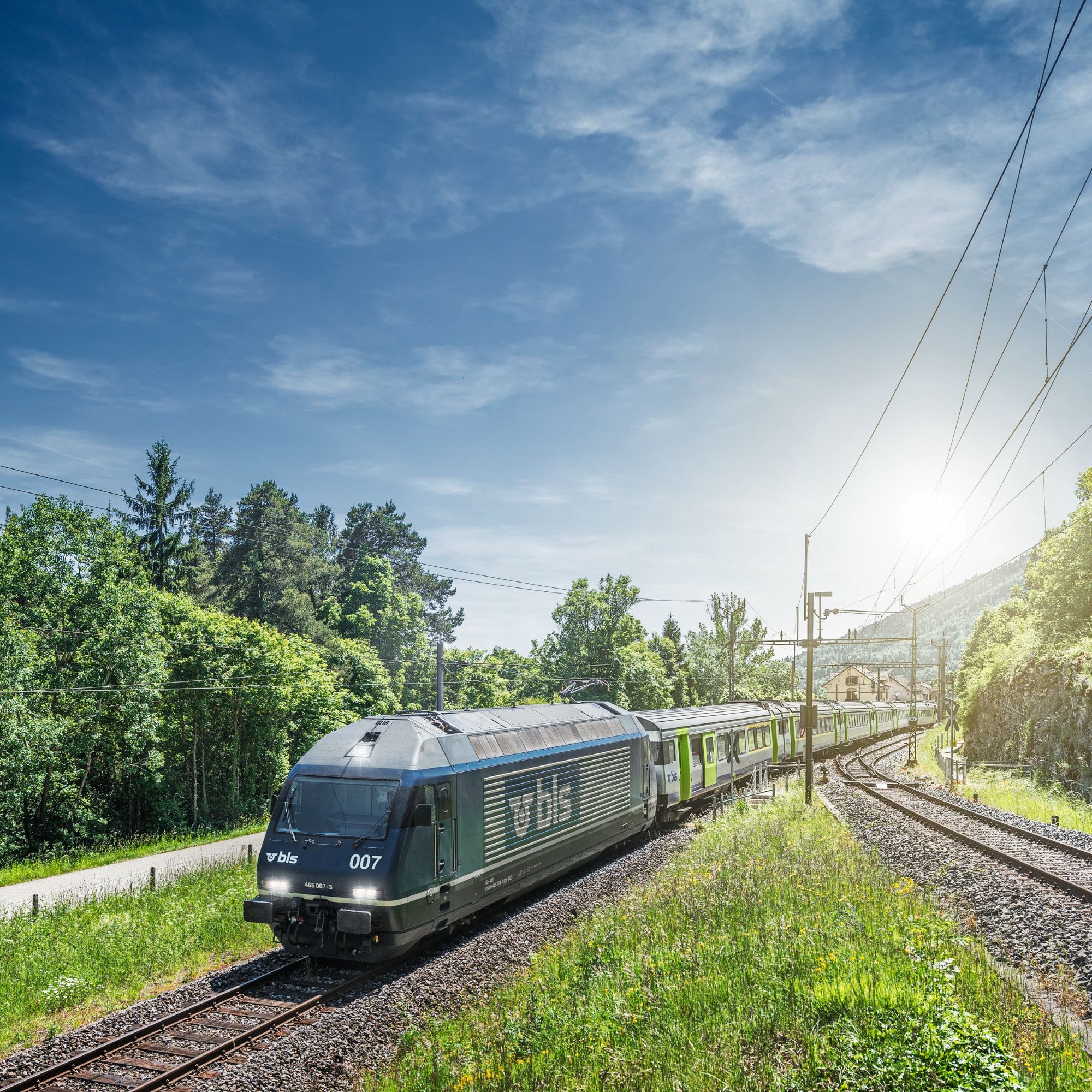 Ein Re-465 der BLS in Chambrelien in der Gemeinde Rochefort NE, Symbolbild.