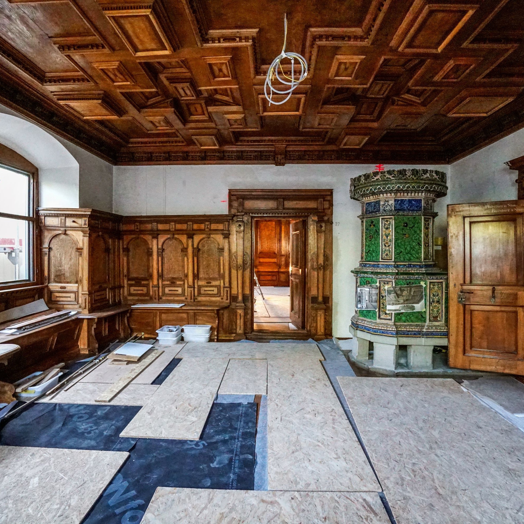Letzte Arbeiten am Renaissancezimmer aus der Rosenburg in Stans. Zum Schutz ist der bereits fertiggestellte Fussboden noch abgedeckt.