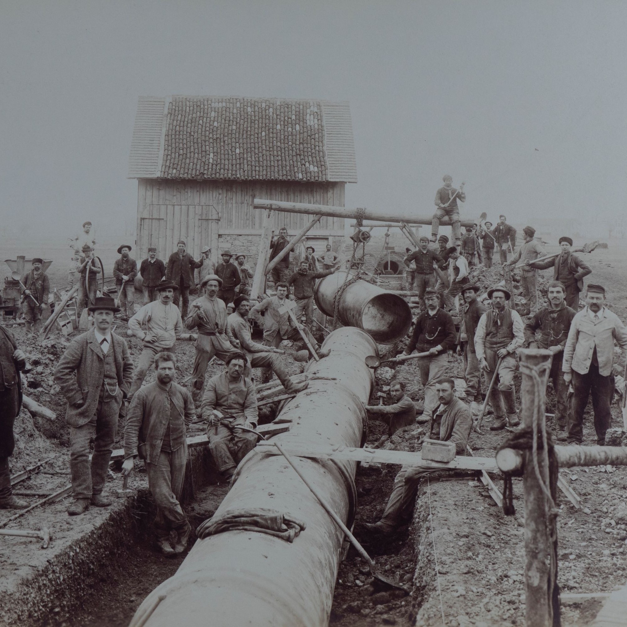 Dieses Foto entstand zwischen 1890 und 1899 bei der Einlegung der Hauptgasleitung.