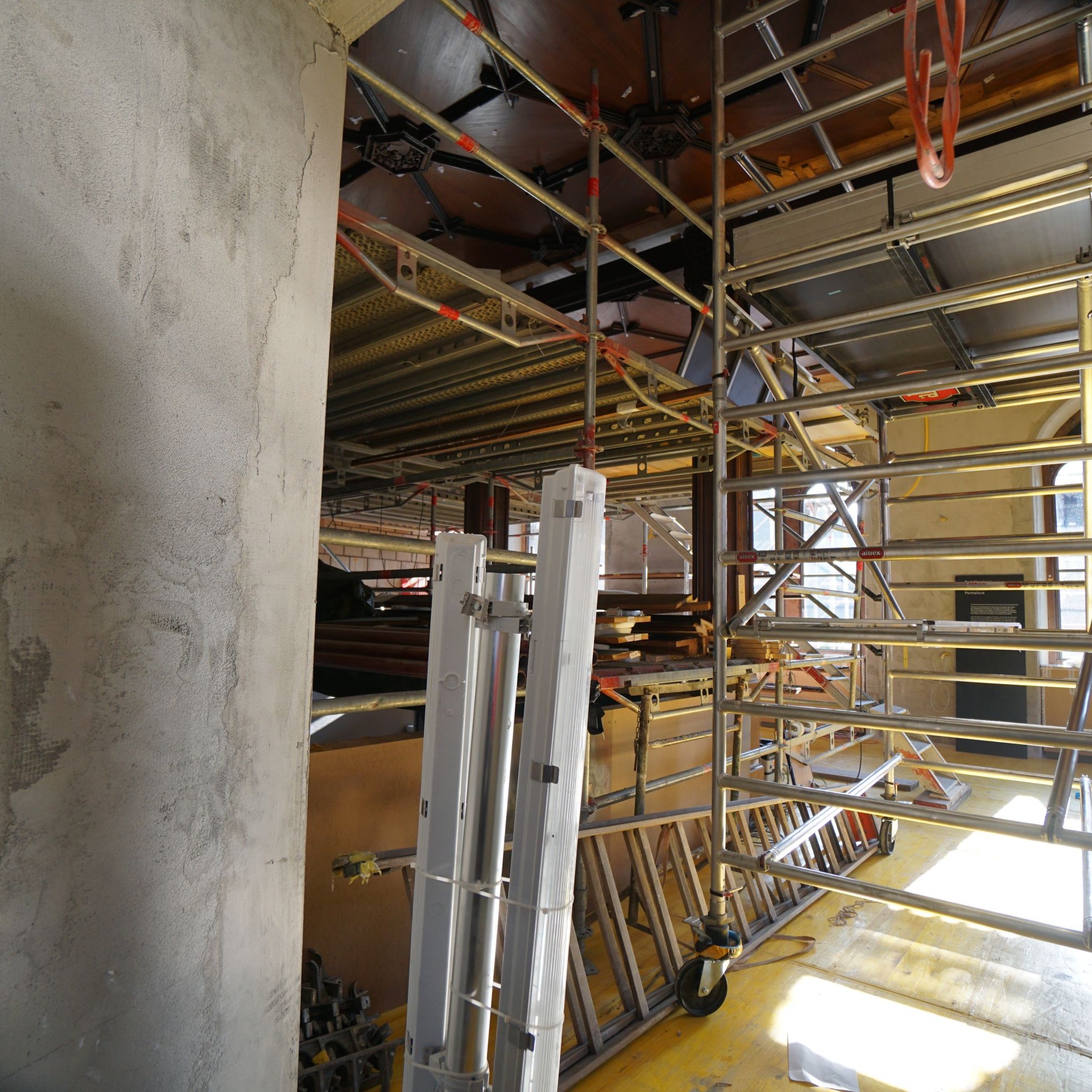 Noch ist der Wiedereinbau des Zimmers aus dem Schloss Arbon in vollem Gange. Begonnen wurde mit der Decke.