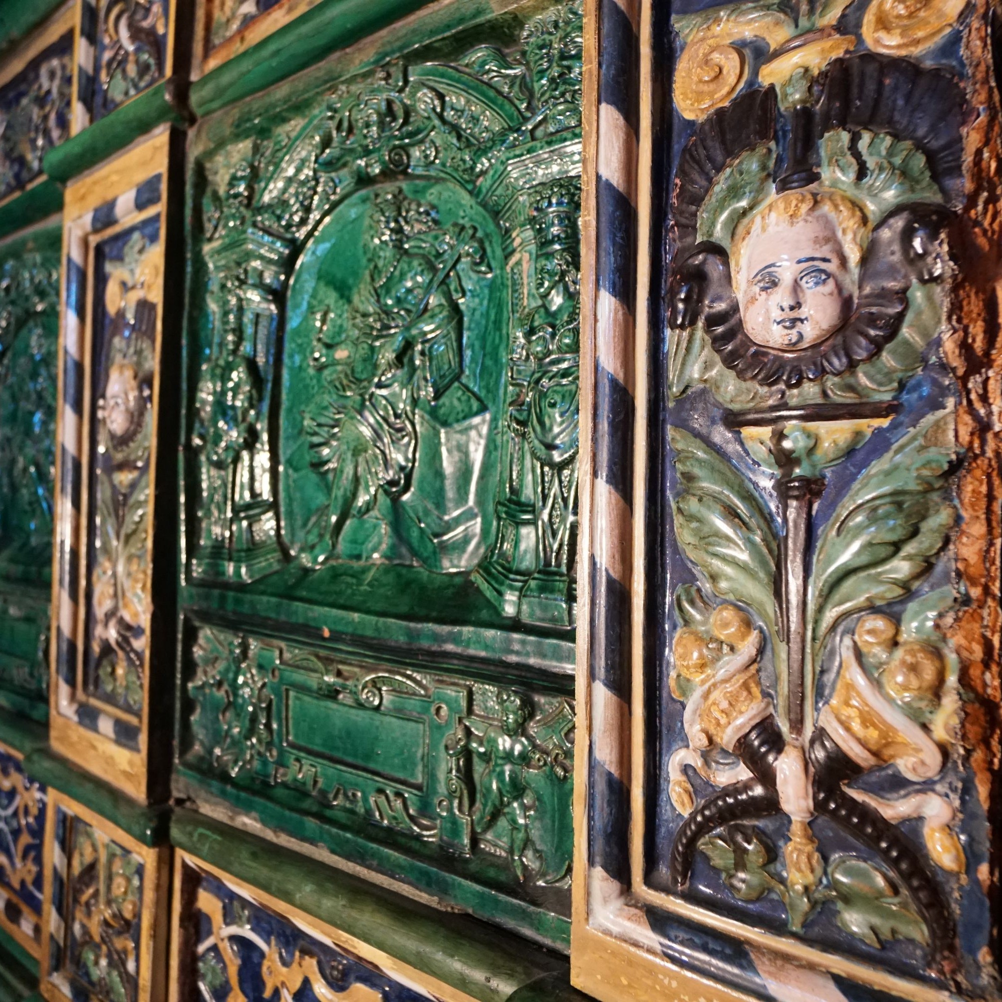 Die kunstvoll verzierten Kachelöfen sind besondere Schmuckstücke der historischen Zimmer.