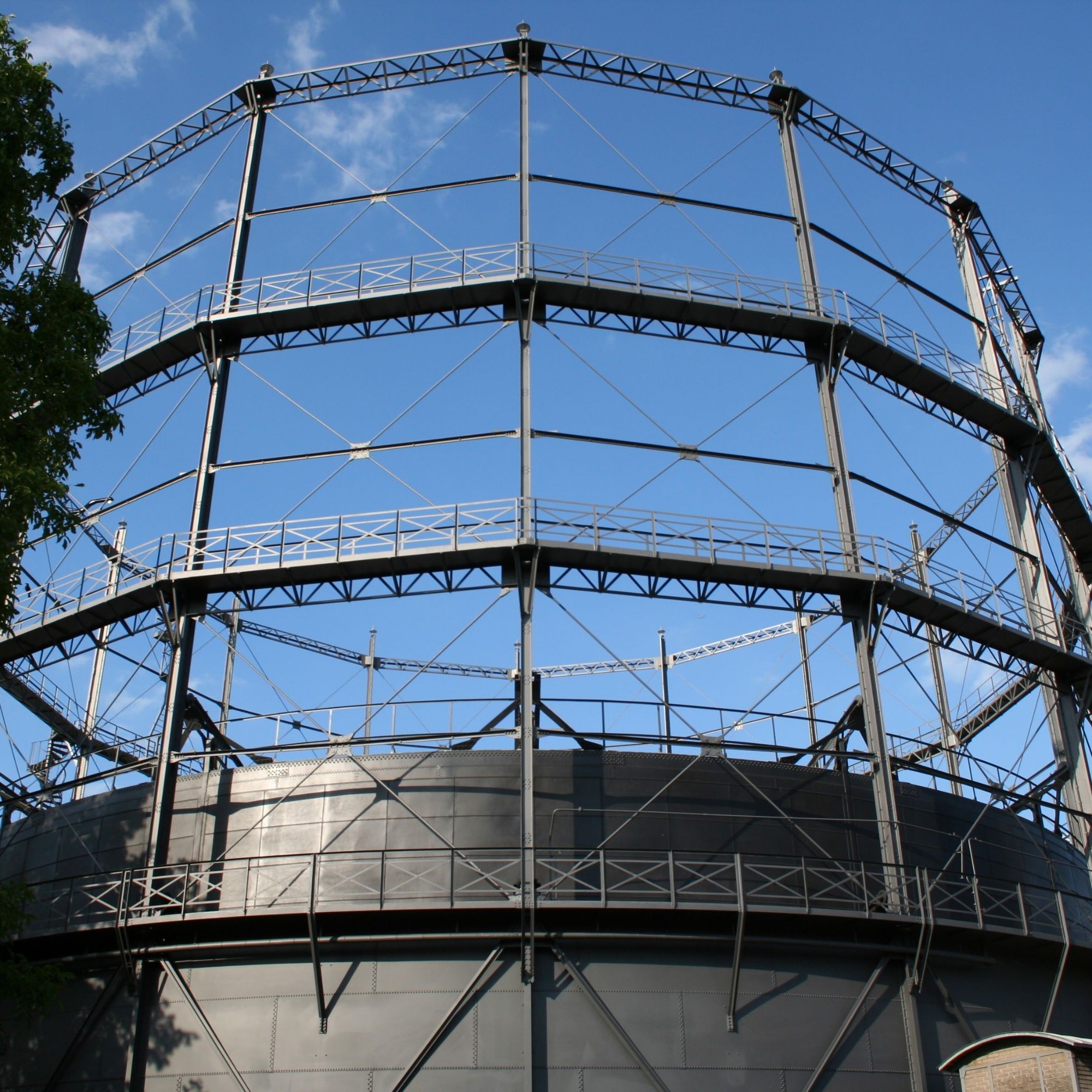 Heute steht nur noch ein Gasometer mit vier Teleskopgasbehältern von 1899 in Schlieren. Der Heimatschutz konnte es vor dem Abriss bewahren und liess es 2005 restaurieren.