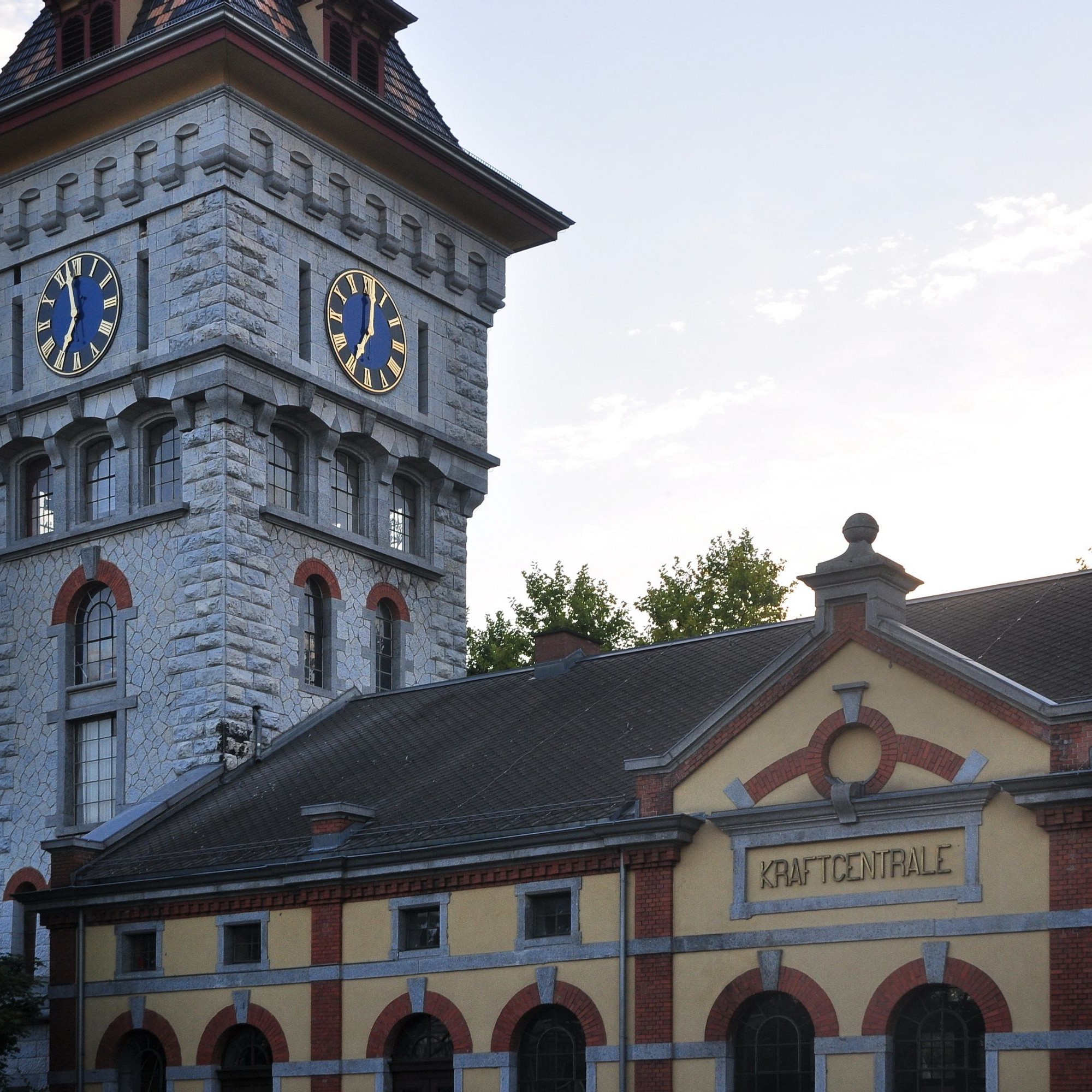 Früher wurde im Gaswerk gearbeitet, heute wird geklettert. Ein Teil der ehemaligen Anlage wurde zu einem Kletterzentrum umgebaut.