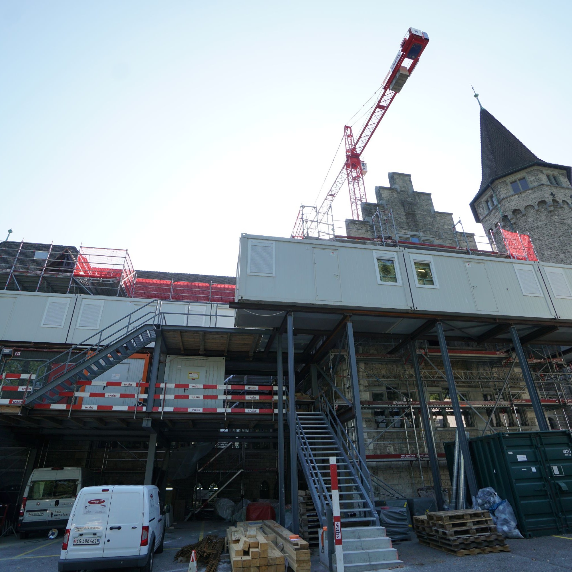 Auf der Rückseite des Westflügels wird die Grossbaustelle deutlich sichtbar.