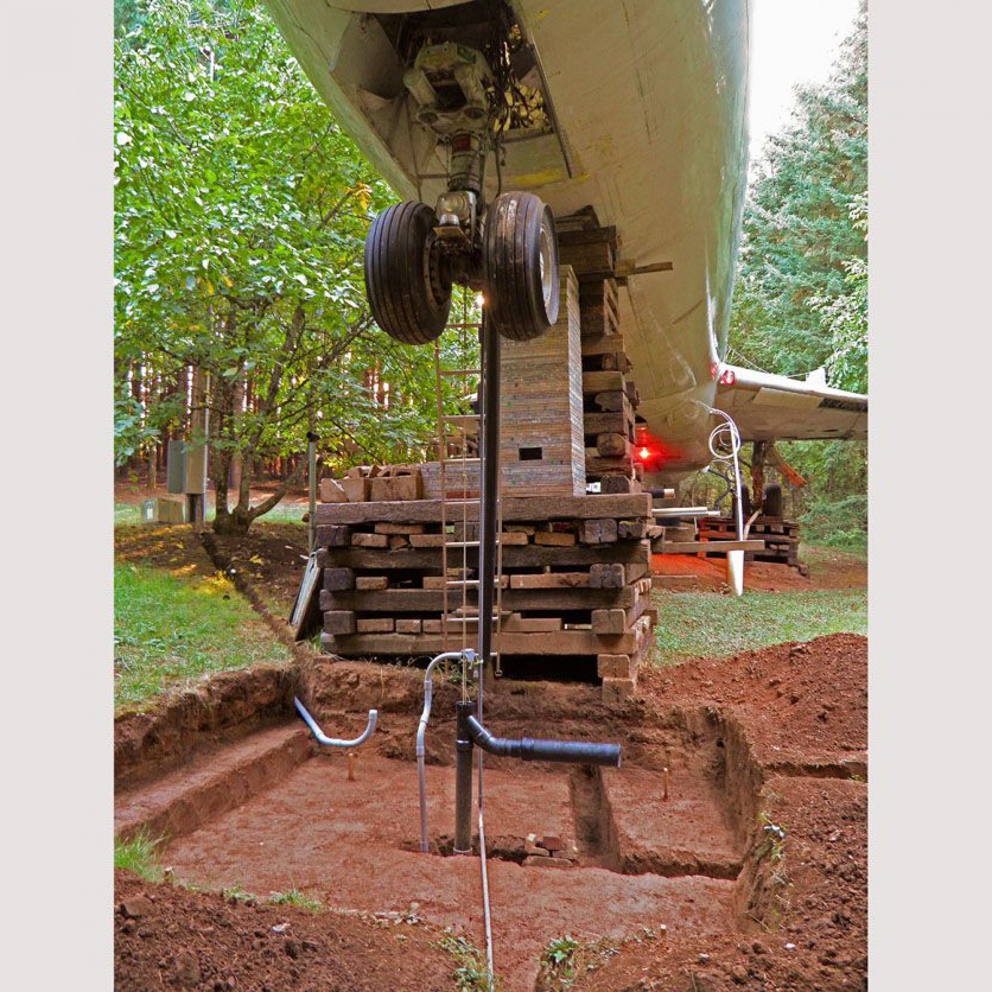 Auf diesem Bild kann man sehen wie die Boeing stabilisiert wurde und der Strom in das Flugzeug gelangt.