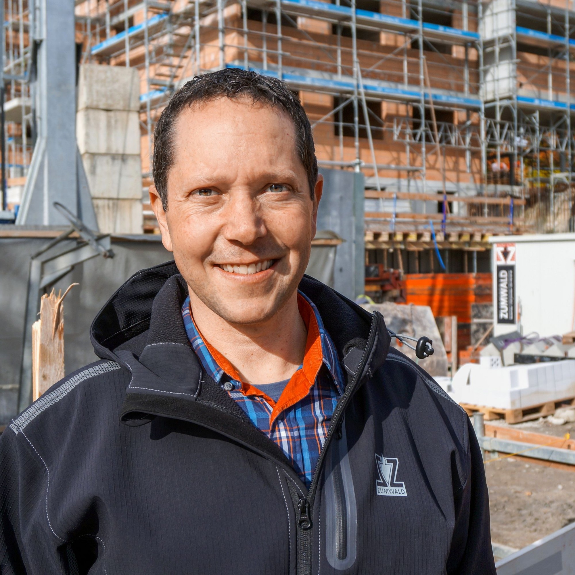 Als selbstständiger Bauunternehmer ist er glücklich: Der Deutschfreiburger Roman Zumwald leitet ein KMU mit 28 Mitarbeitern.