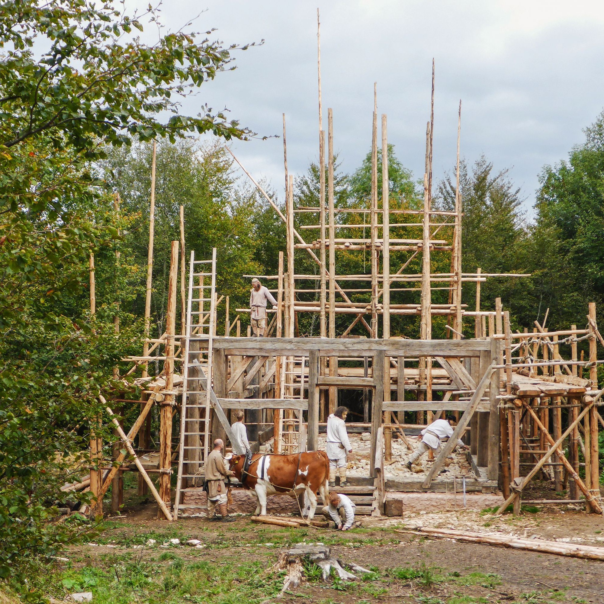 Der Bau der Holzkirche stellte die Verantwortlichen insbesondere im Umgang mit schweren Lasten vor Probleme. 